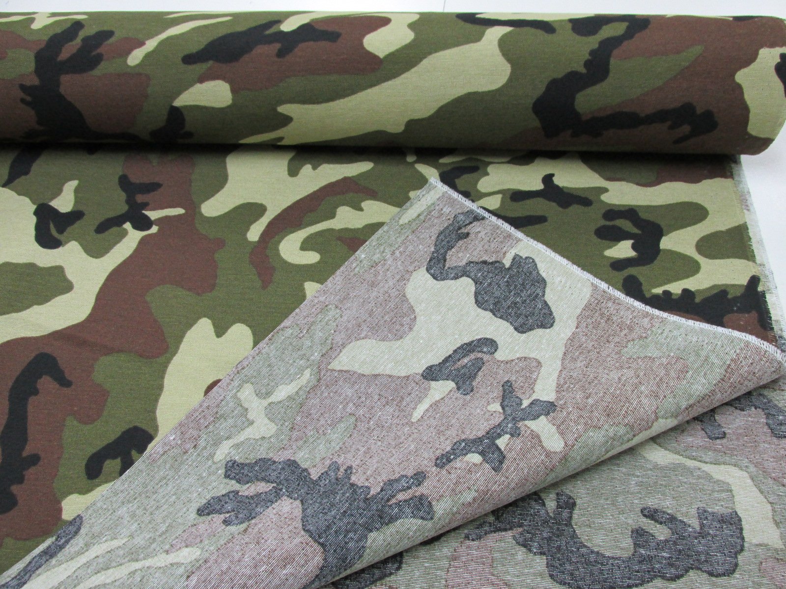 Metraje 4,95 MTS Tejido loneta Estampada Ref. Camuflaje Verde, con Ancho 2,80 MTS.