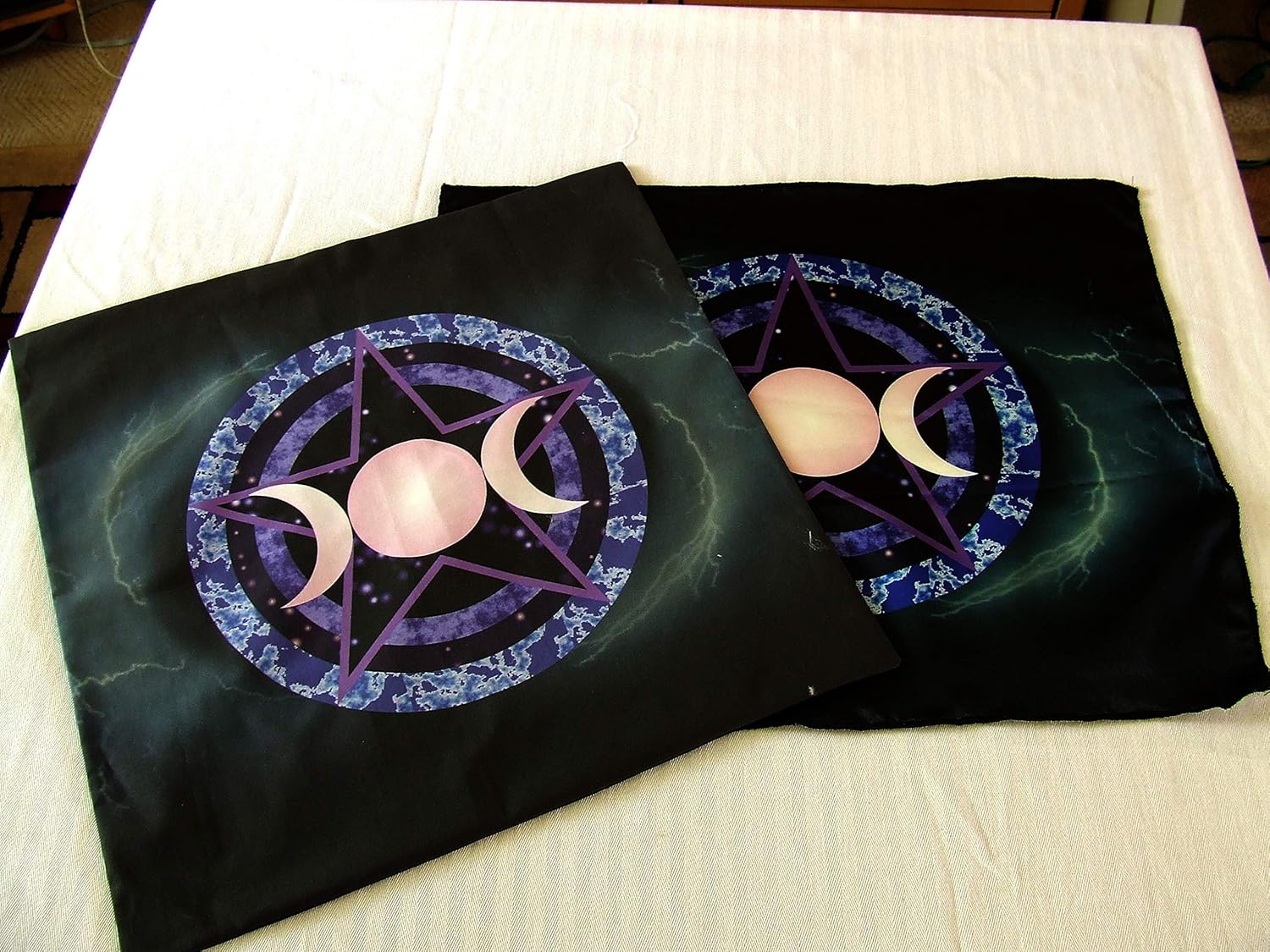 Altar Cloth or Tarot Mat - Dark Pentacle with Triple Moon - Pagan or Wicca Altar or Tarot Cloth for Rituals, Tarot Readings & Fortune-telling