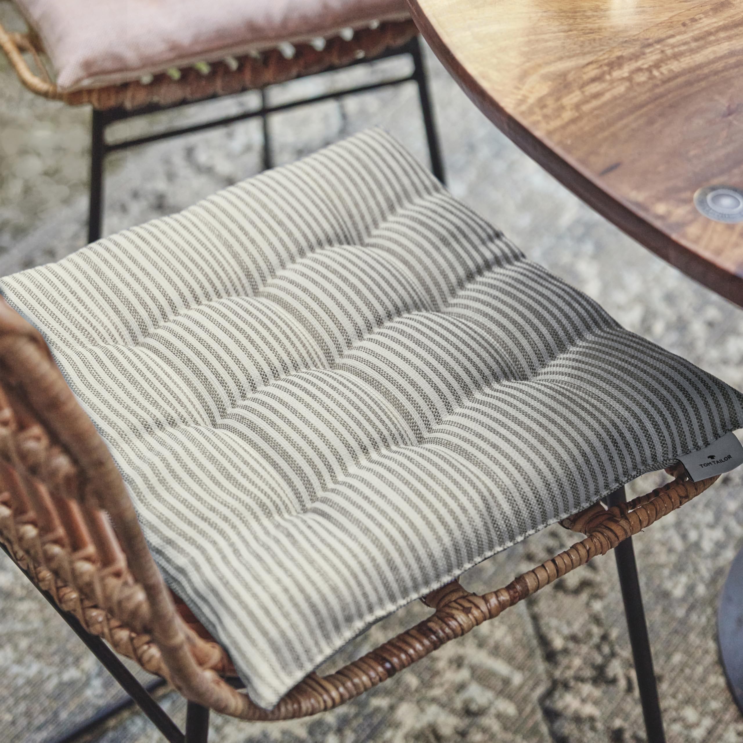 TOM TAILOR 4er Set Sitzkissen Stuhl 40x40cm Grau - Bequeme Stuhlkissen für Esszimmer & Küche - waschbar bis 30°C - Öko-Tex - Sitzauflage für Gartenmöbel, Sitzpolster, Bank, Bürostuhl & Boden