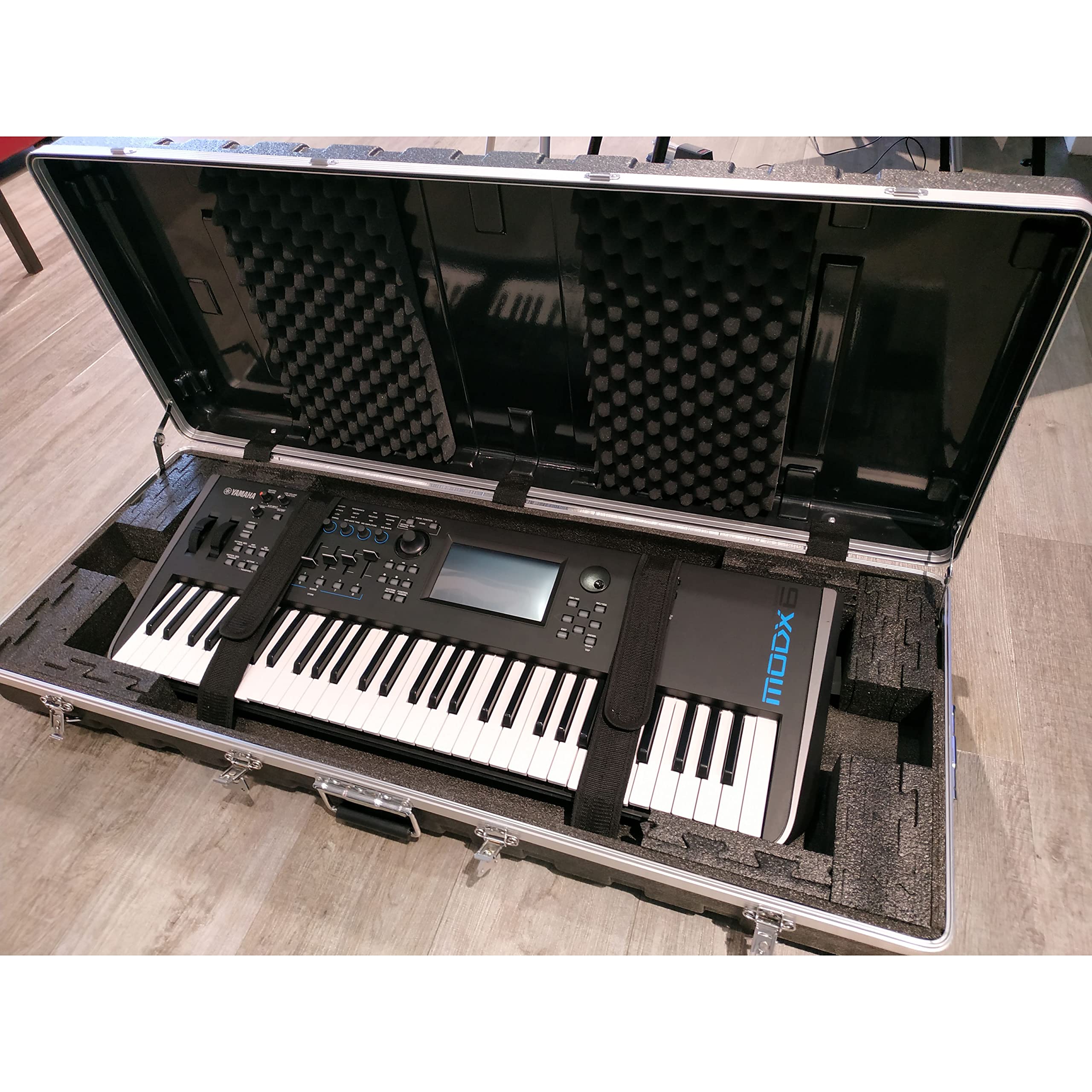 Music Store ABS Keyboard Case 61, Universal Keyboard Flightcase, Schwarz, 7.8 kg, mit Schnappverschluss, 3 Griffe, Rollen, Polsterung, 112x12x41 cm, geeignet für 61-Tasten Keyboards
