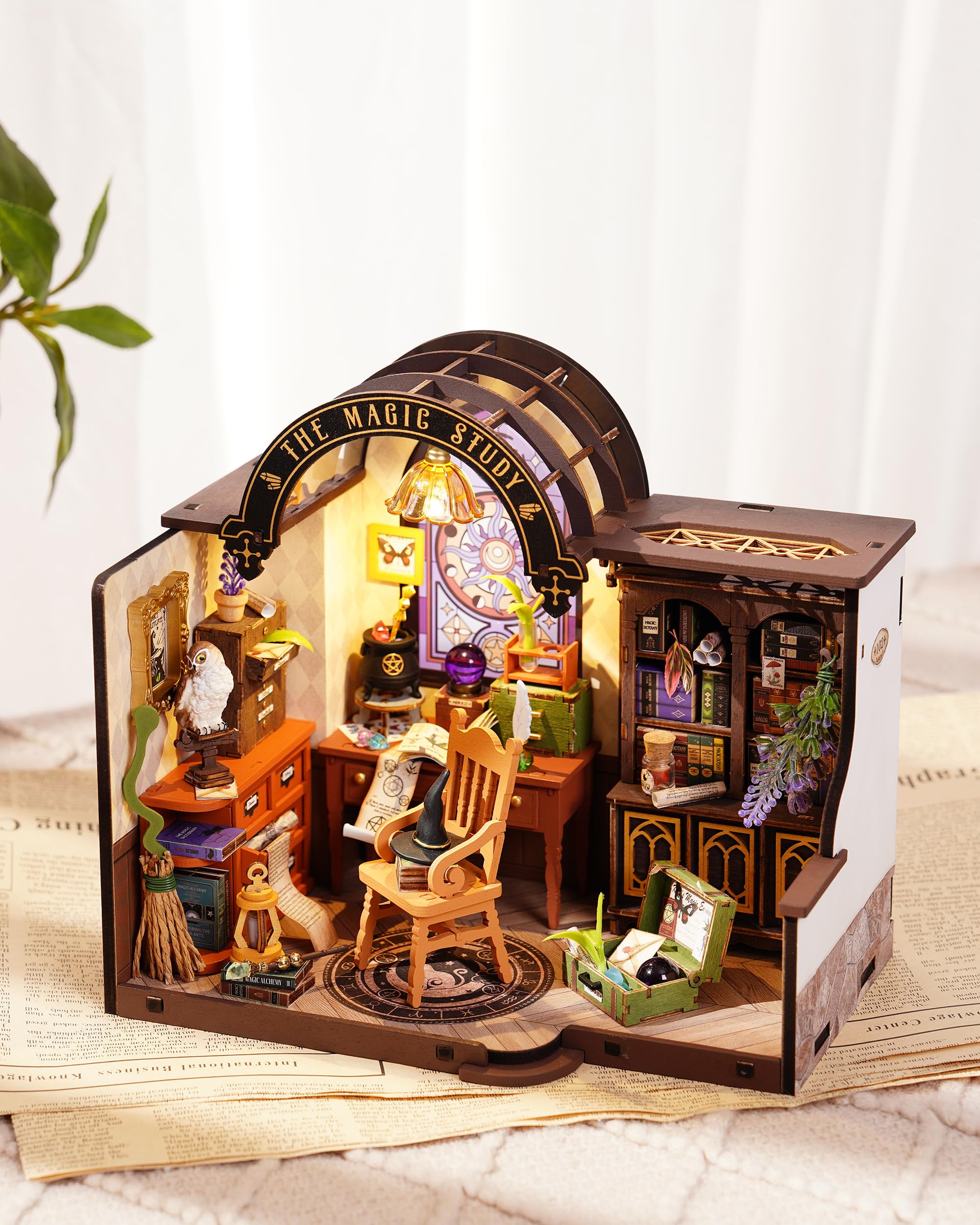 Rolife Kit per casa in miniatura fai da te, mini kit di costruzione della casa Lo studio magico, kit in miniatura per casa delle bambole da scrivania, decorazione per libreria, modello regalo DG166
