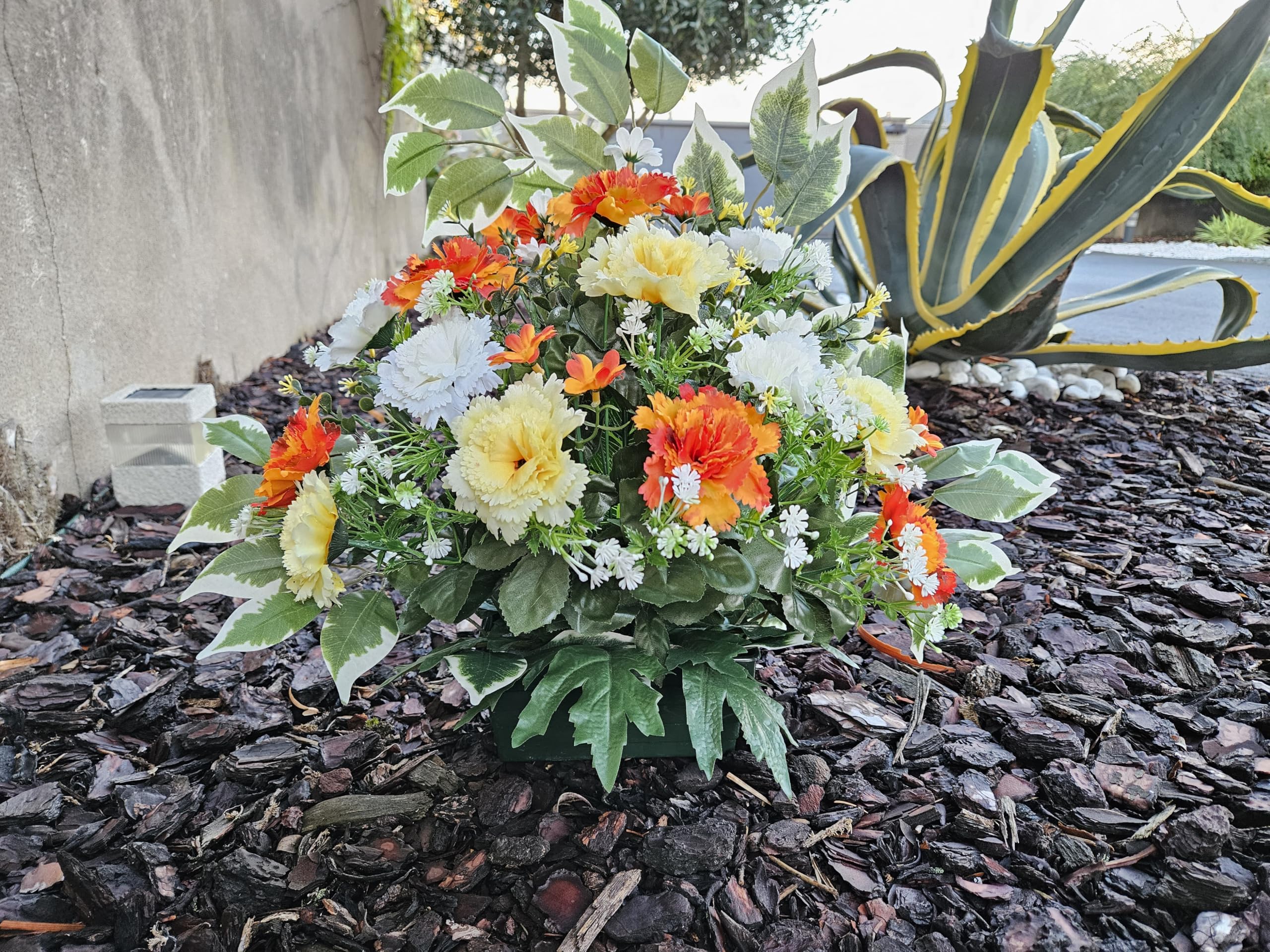 Composition De Fleurs Artificielles, Lesté Ciment pour Une Parfaite Tenue à L' extérieur. Réalisé par Nos Soins, Fleurs de Qualité. Dimension - Largeur/32cm - Longueur/72cm