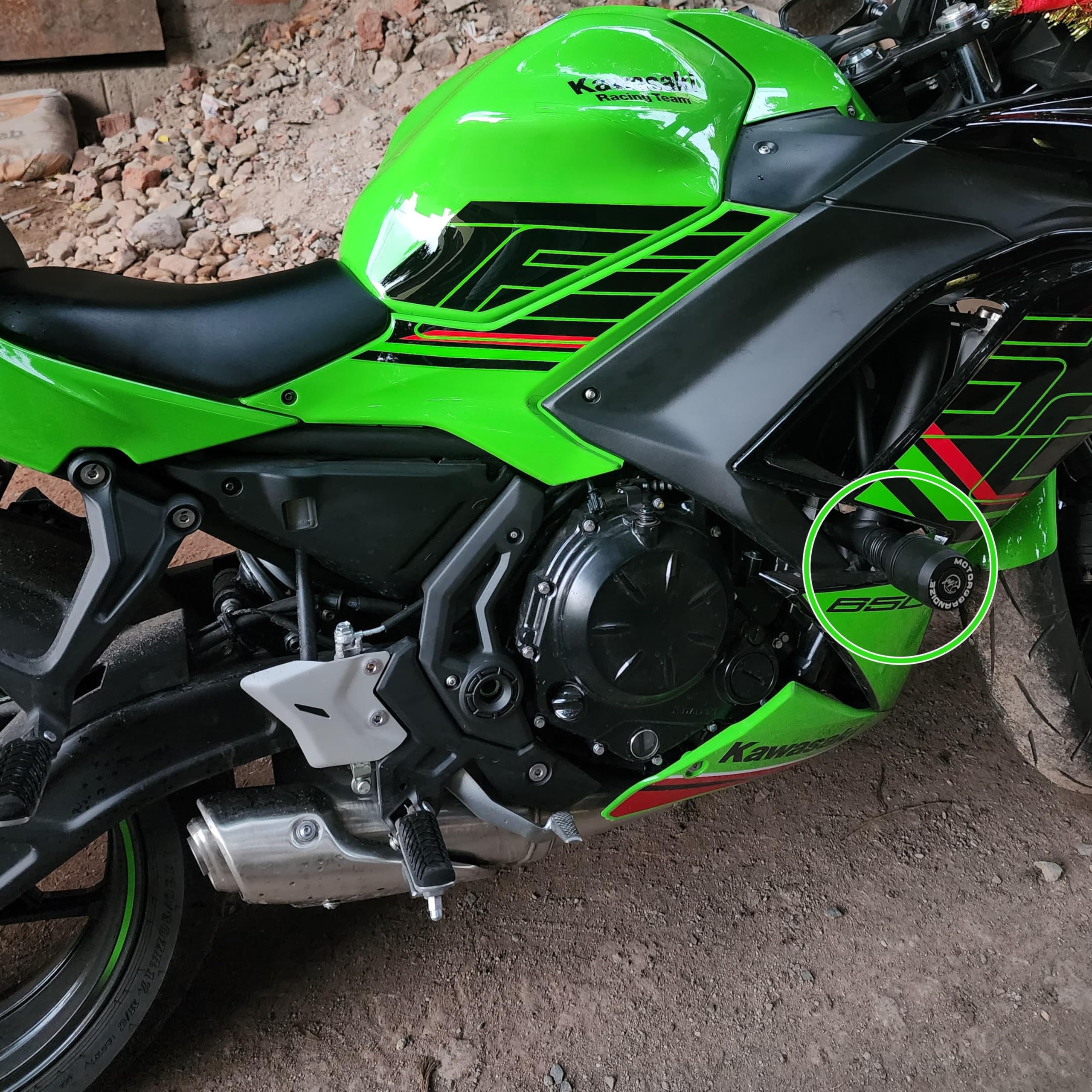 Motoaggrandize Ochraniacz na suwak ramy premium do Kawasaki Ninja 650 i Z 650 | Kolor: Czarny [2017+]