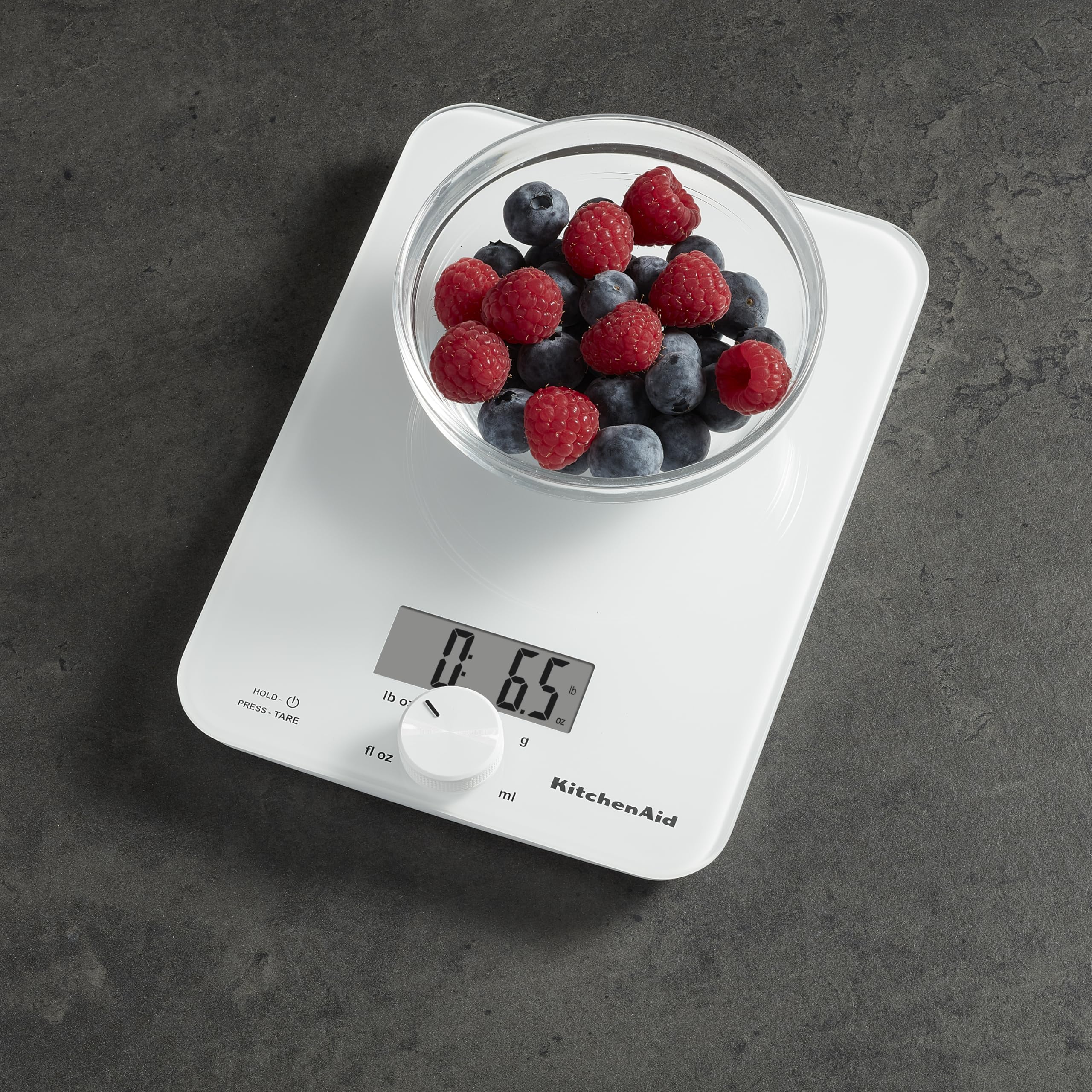 KitchenAid KQ914WH - Bilancia digitale da cucina e alimenti, con superficie in vetro, capacità 5 kg, bilancia per alimenti once e grammi, ingredienti secchi e liquidi, bianco