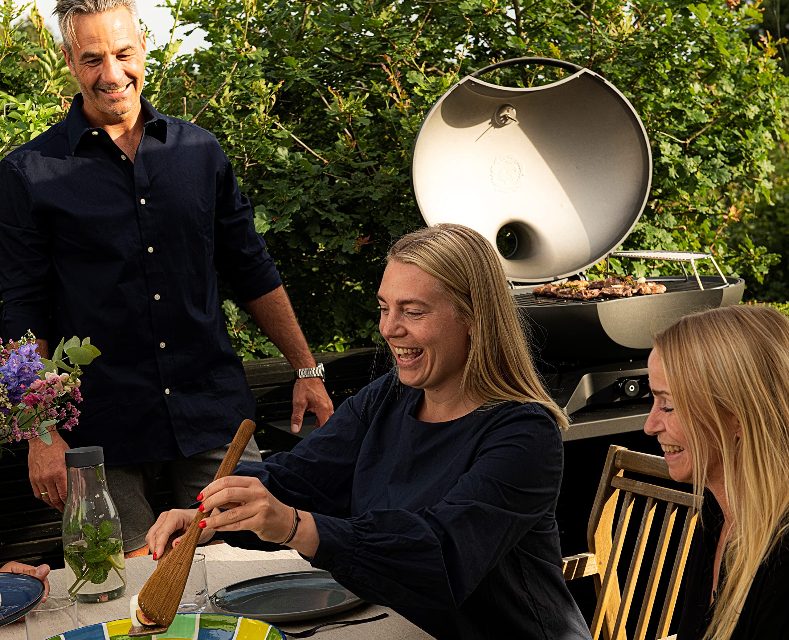 Morsø Forno Gas Grande Barbecue à gaz - Barbecue de table à gaz avec grille en fonte, style de vie scandinave pour la terrasse et le jardin, gris anthracite
