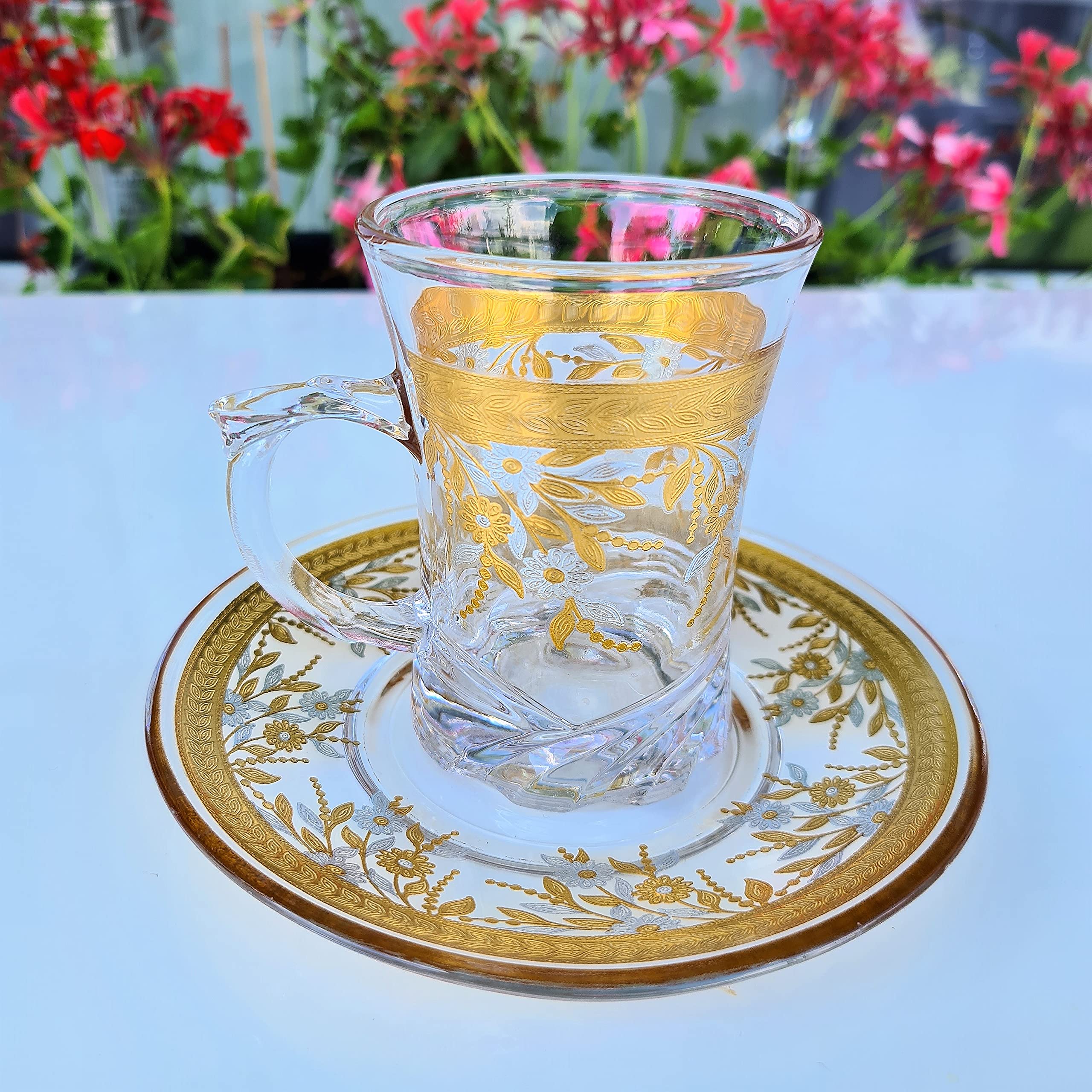 Verre De Thé Turc Mise Au Point Sélective Thé Turc Traditionnel | Photo