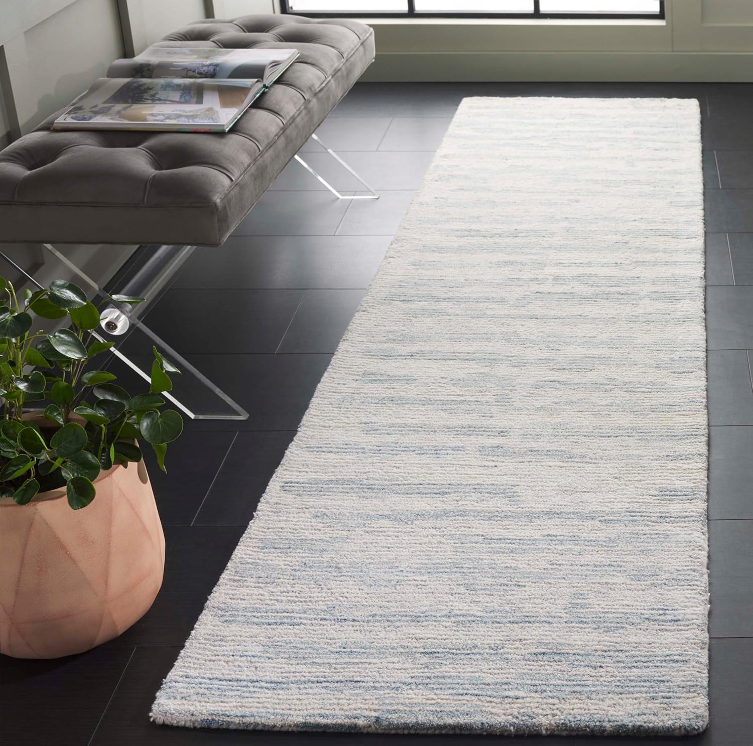 SAFAVIEH Ebony Collection Area Rug - 6' Round, Ivory & Light Blue, Handmade Wool, Ideal for The Living Room, Dining, Bedroom (EBN919L)