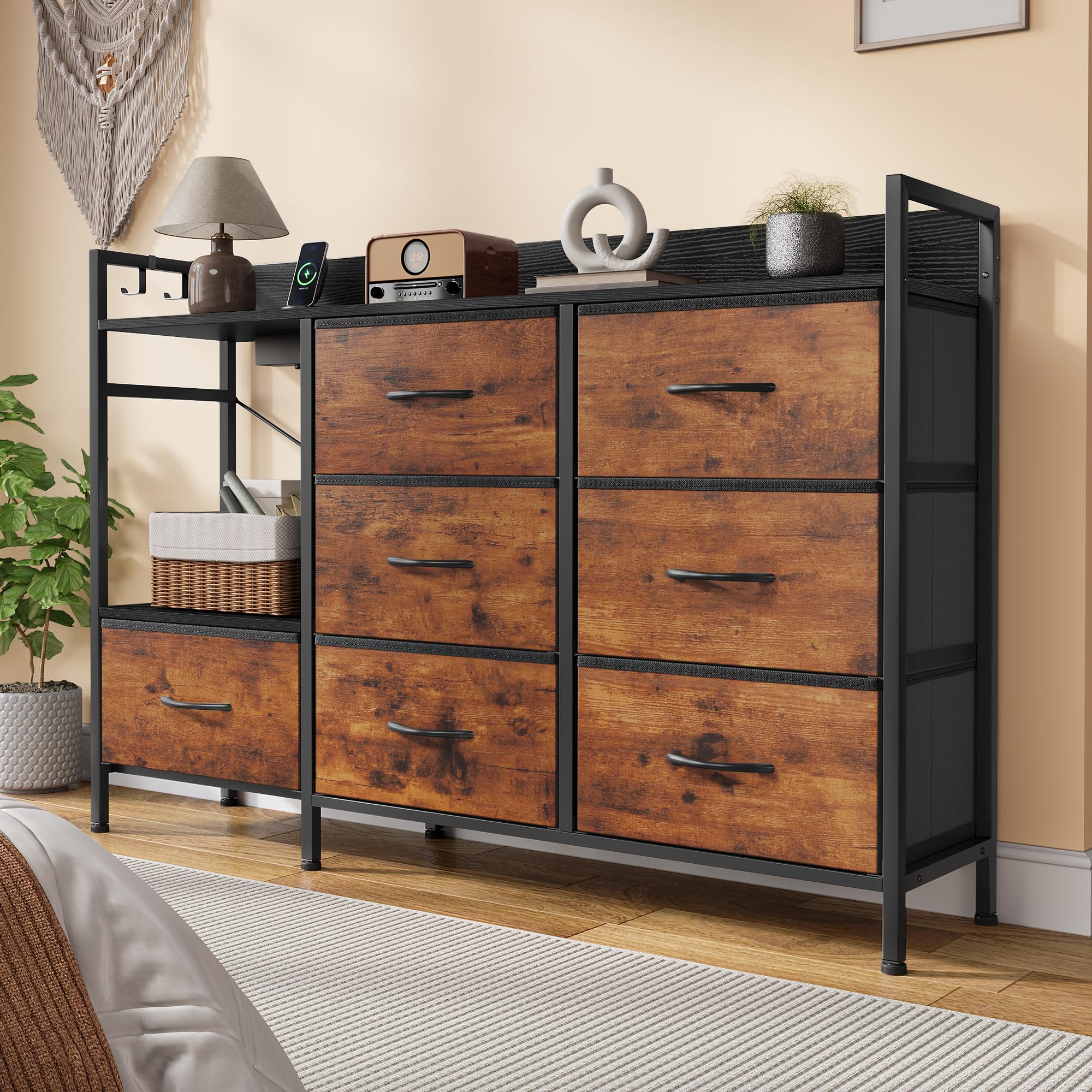 DWVO Kommode Schlafzimmer, Kommode mit 7 Stoffschubladen, 2 Steckdosen, 2 USB-Anschlüssen, TV-Schrank mit seitlichen Haken, rustikales Braun