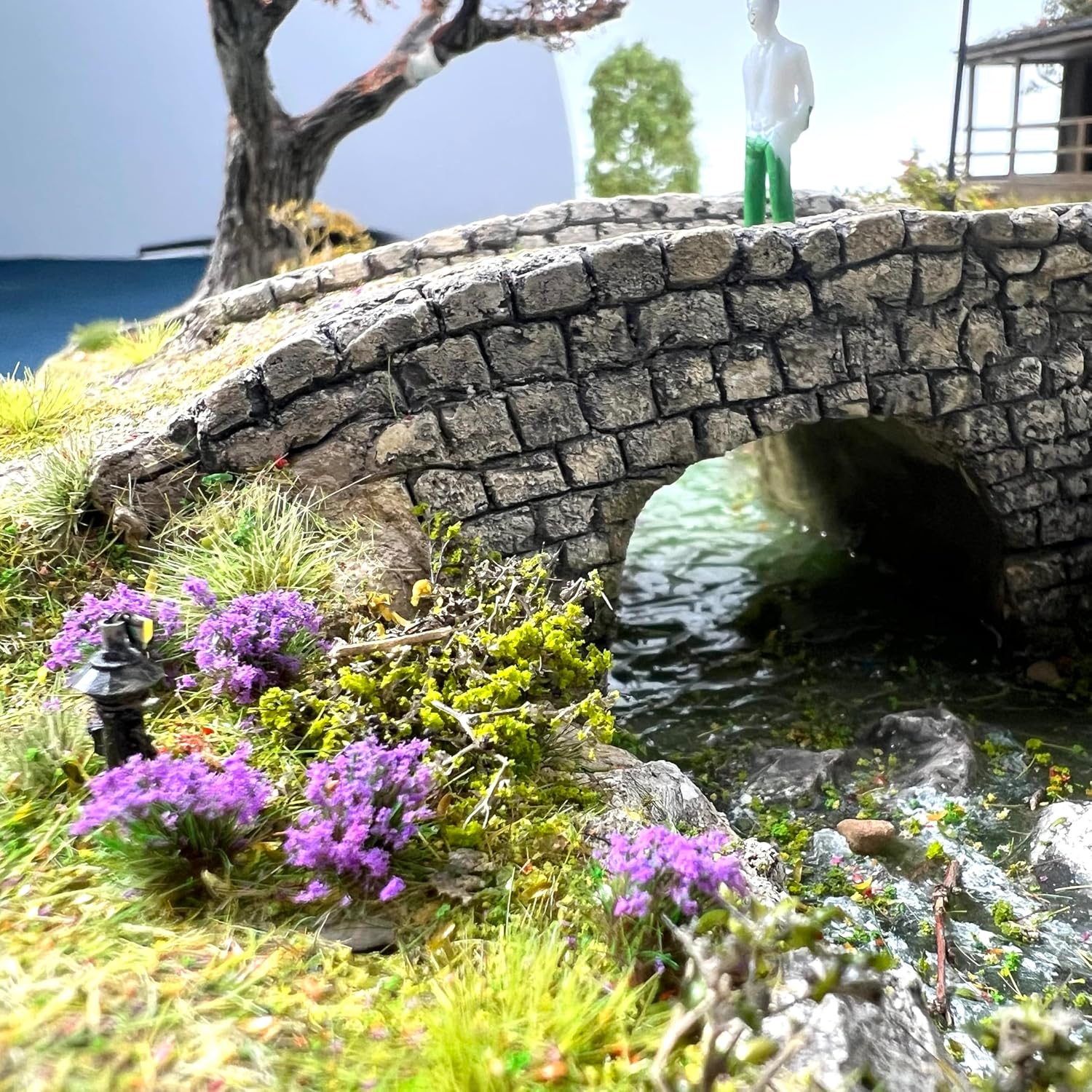 Miniature Flower Clusters for Model Railway Diorama, 104 Plants per Box, Multi-Color Scenery Decoration, Train Layout Landscape Accessories (Purple4)