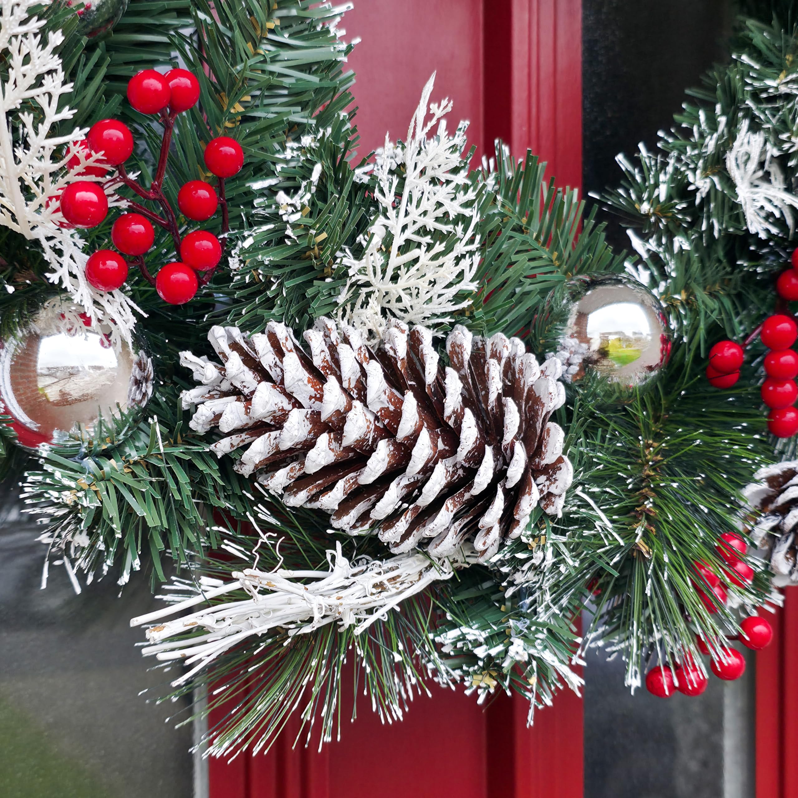 Marco Paul - Corona de Navidad para puerta de 50 cm con piñas, bayas y bolas, decoración de puerta de Navidad con polvo de nieve, adornos de Navidad colgantes de lujo para oficina o hogar, accesorios
