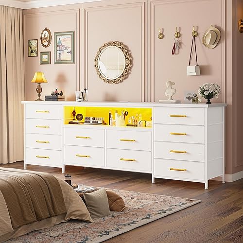 Cómoda blanca de 63 pulgadas de ancho para dormitorio con 12 cajones de tela, cómoda larga con luces LED y tomas de corriente, soporte de TV para TV