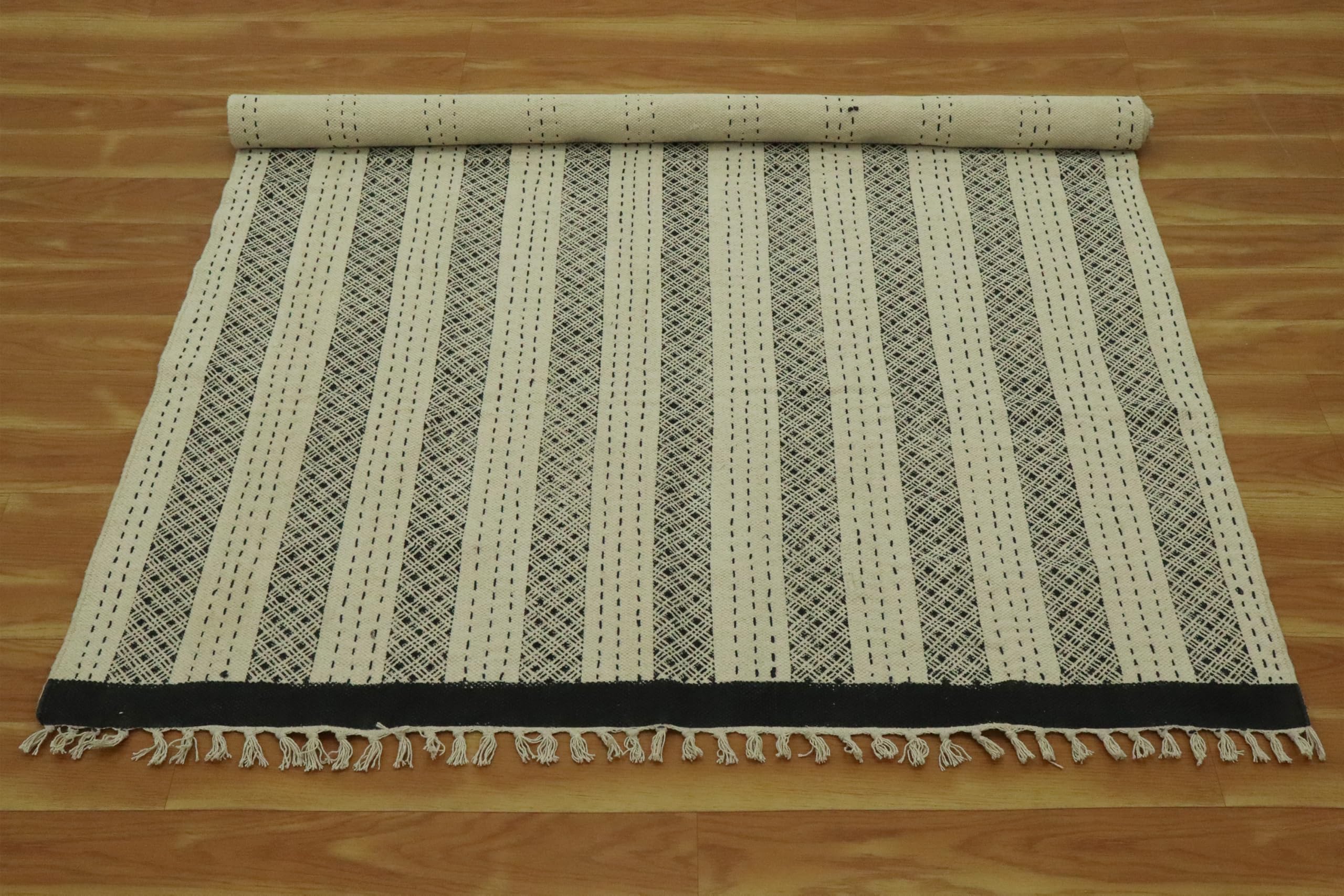 Dhurrie Kelim-Teppich, handbedruckt, Baumwolle, 30,4 cm, Beige / Schwarz, geometrisches Design, Handwäsche, 0,5 cm dick, handgefertigt, Boho, für drinnen und draußen, Flachgewebe, für Flur, Esszimmer