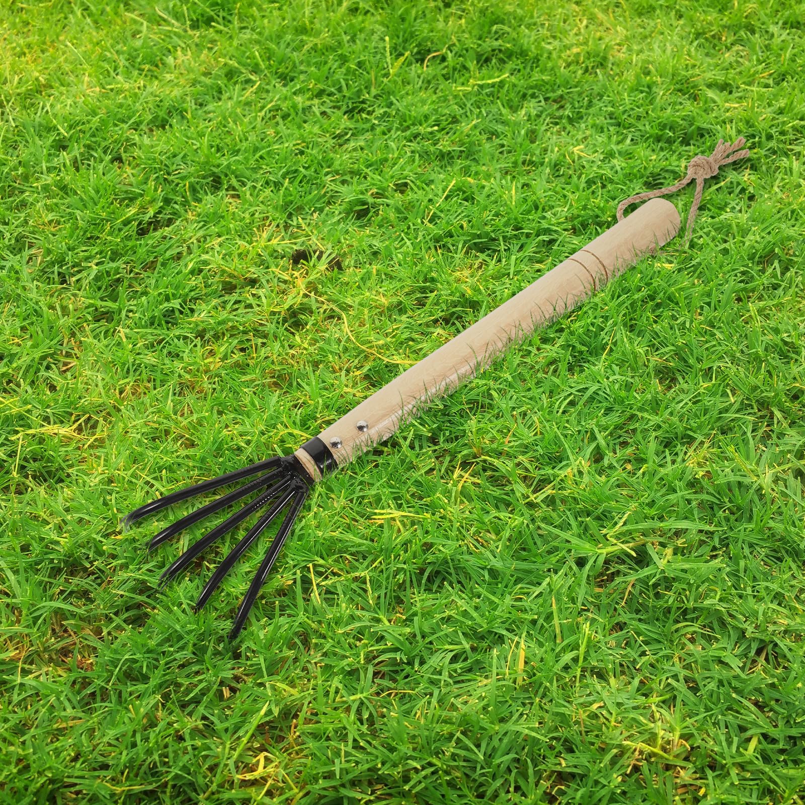 Rastrillo de mano de 5 puntas, acero al carbono con mango de madera, herramienta ligera de jardín y playa para aflojar y cultivar el suelo, fácil de usar