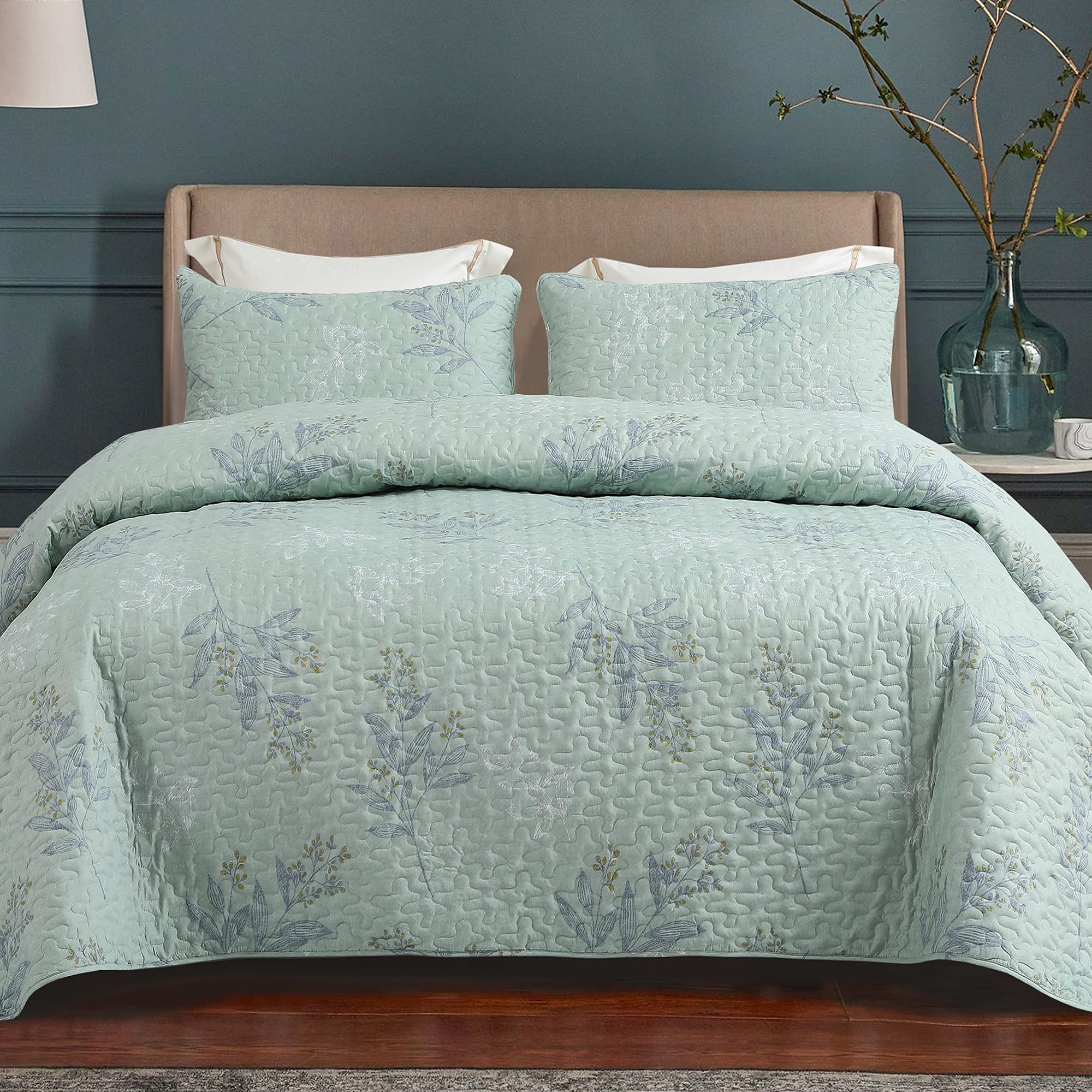 Amazon.com: Whale Flotilla 3-Piece Queen Size Quilt Set with Shams,  Microfiber Lightweight Bedspread Coverlet for All Season, Floral Pattern  Quilts for Queen Bed, Green : Home & Kitchen