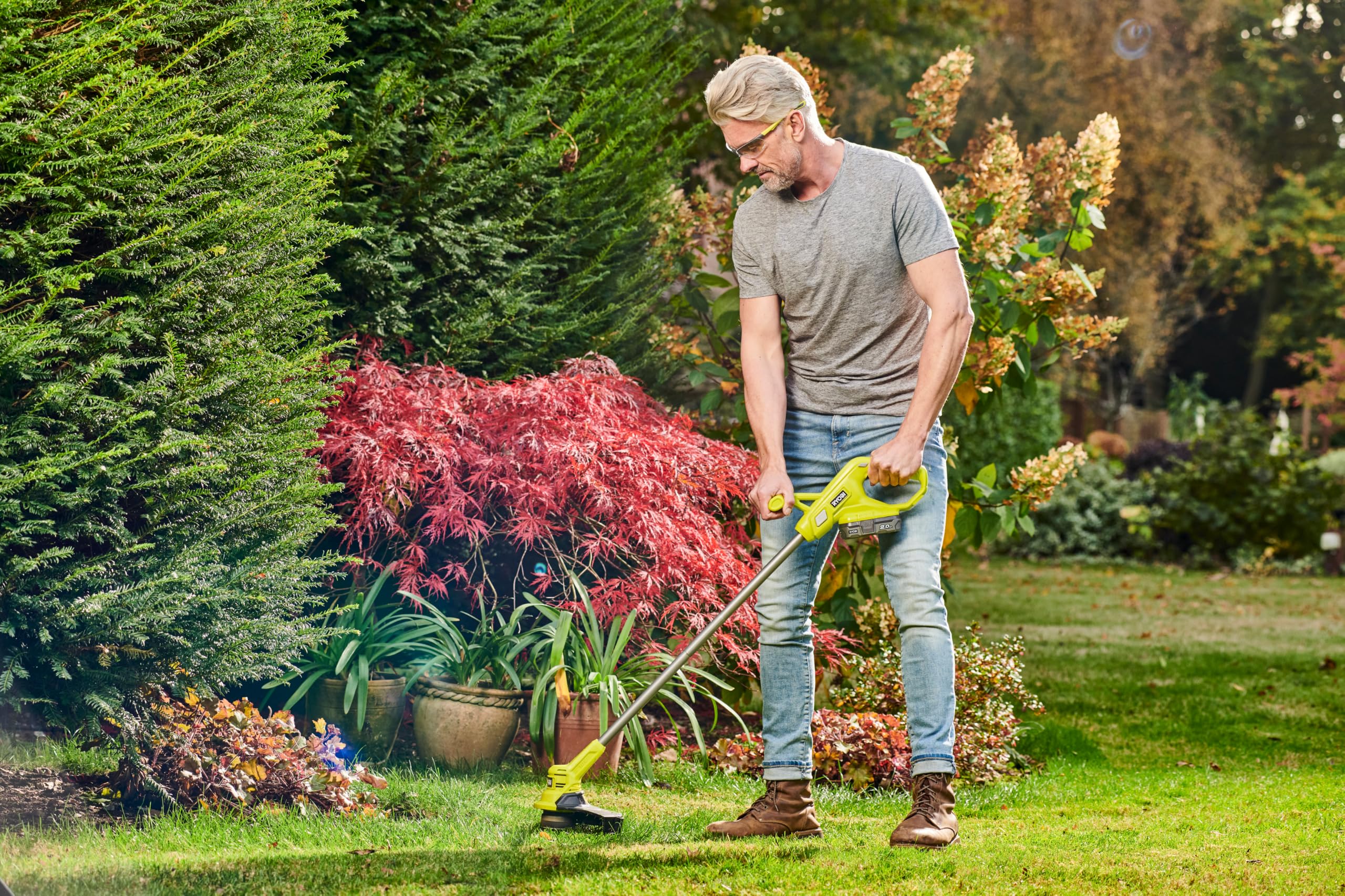 RYOBI 18 V One+ Coupe Bordure à Batterie RY18LT23A-120P, Largeur de Coupe 23 cm avec Lame en Plastique, livré avec Batterie 2,0 Ah et Chargeur