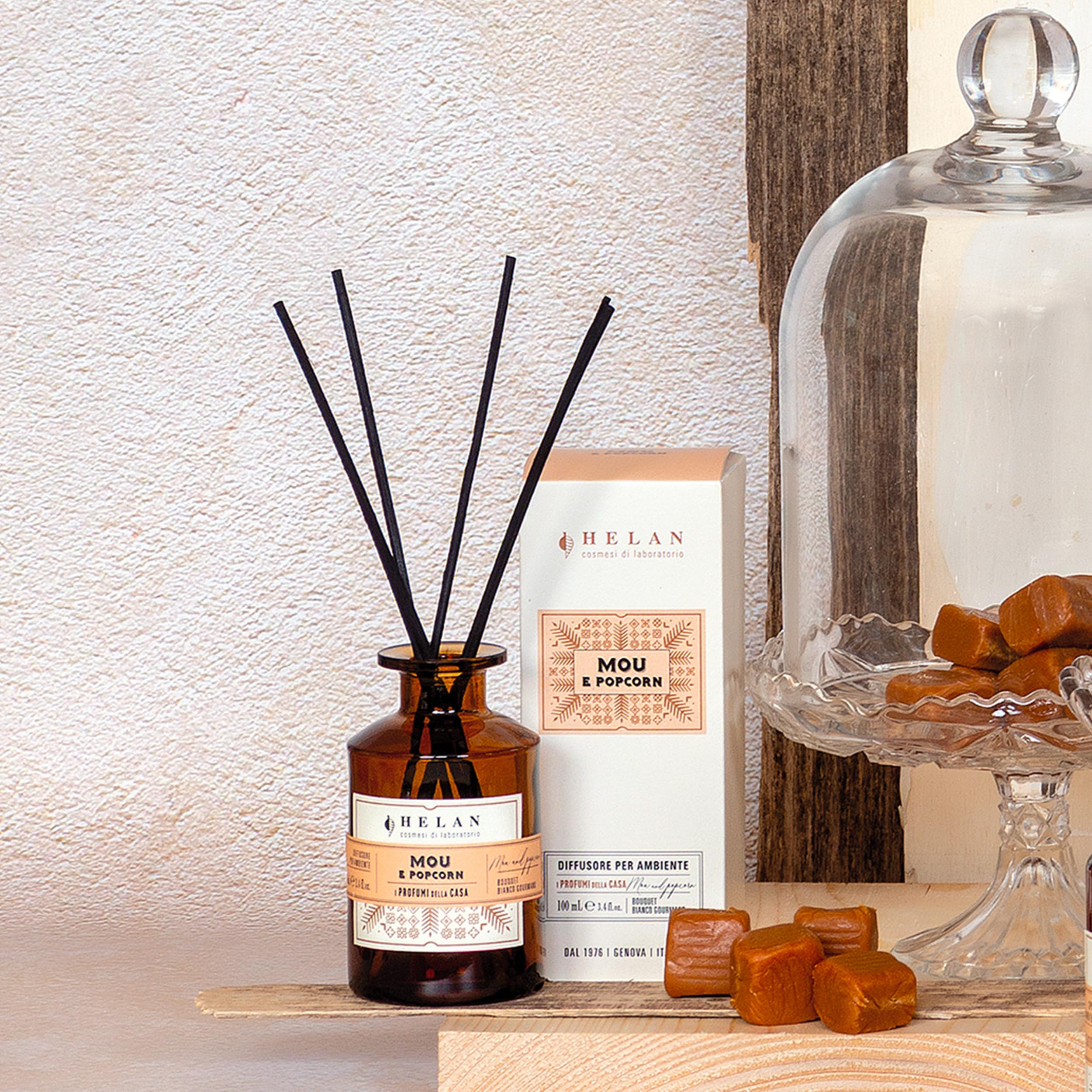 Helan Mou e Popcorn - Profumatore per Ambienti, Profumo Ambiente con Bastoncini per Diffusori con Latte Condensato, Mandorla, Pesca, Idee Regalo Deodorante e Profumatori Ambiente 100 ml, Made in Italy