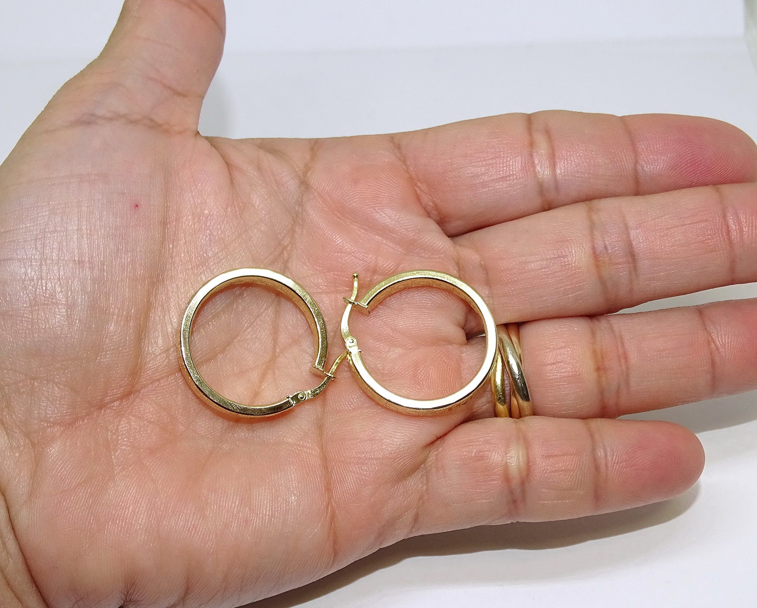 Orecchini a cerchio in oro giallo 18 k con greca, design tubolare schiacciato da 4 mm e 2,2 cm di diametro esterno Chiusura facile a scatto. Peso: 2 g d’oro 18 carati.