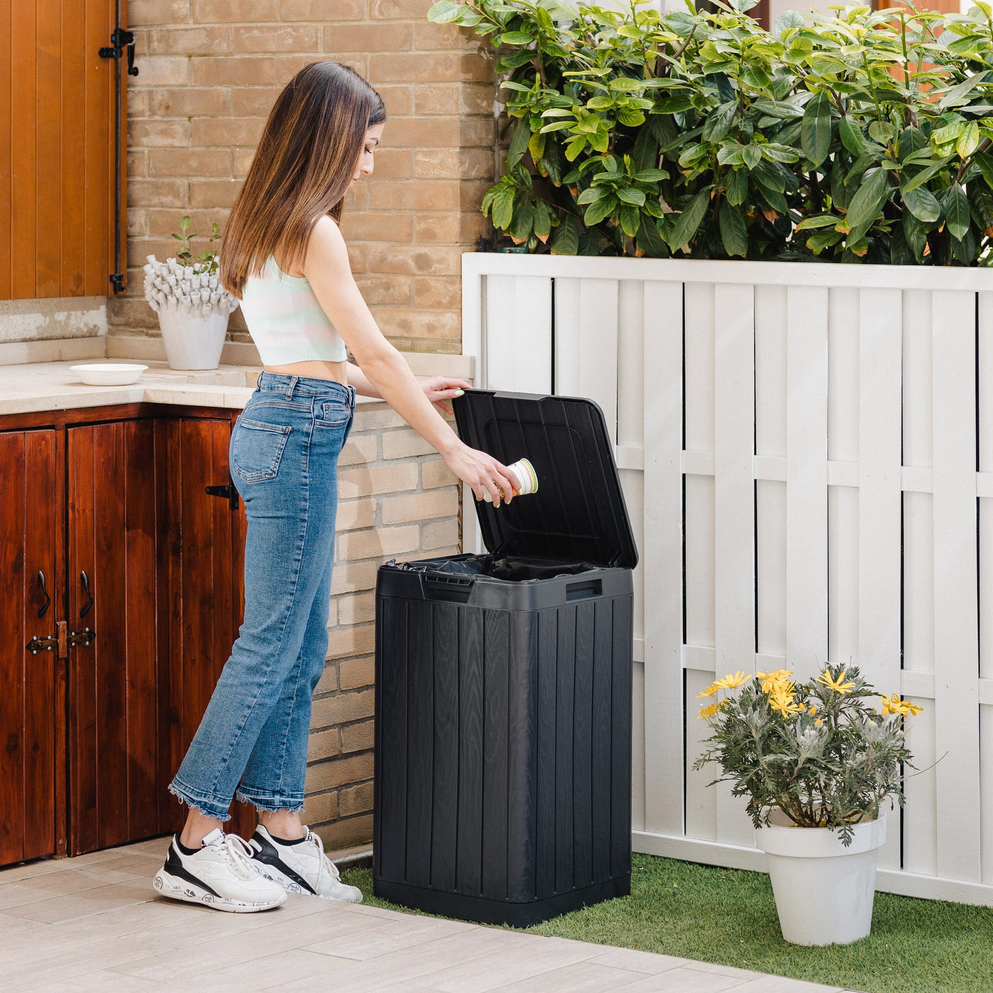 TOOMAX - Poubelle de jardin 80 Litres Noire Résine inaltérable Couvercle à pression, PR4731