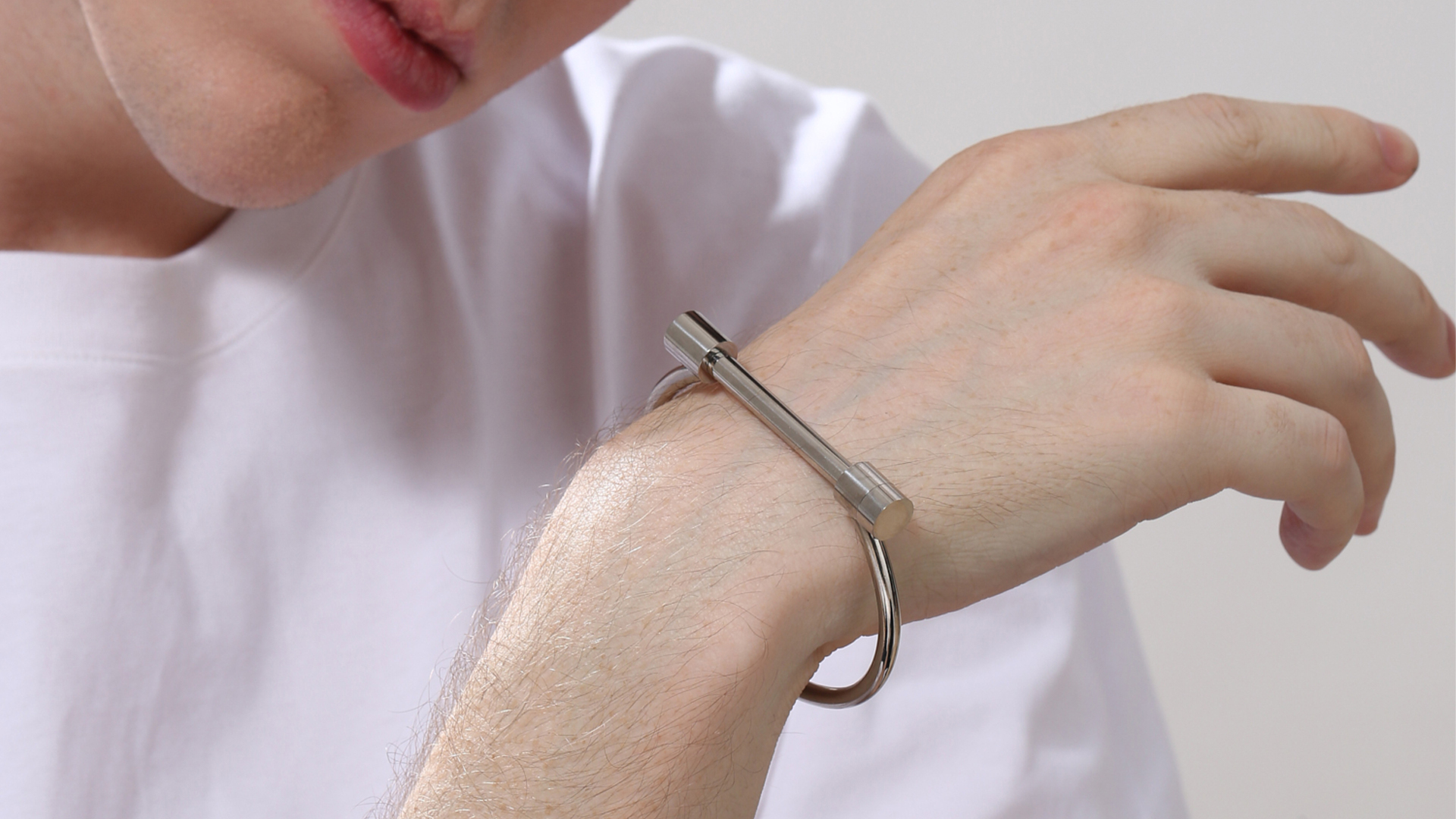 AILUOR - Bracciale Unisex A Forma Di D In Acciaio Inox, Con Chiusura A Vite, Grillo, Colori Oro/argento, Regalo Uomo Donna