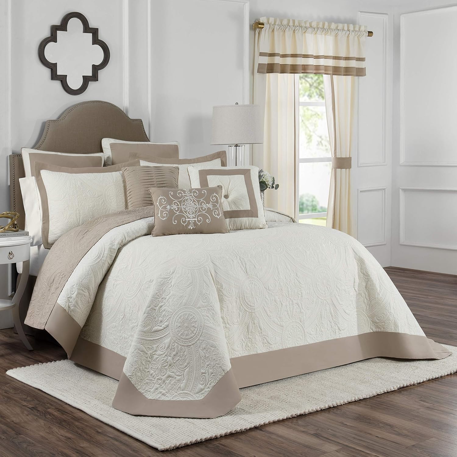 Vue Bensonhurst Modern Farmhouse Medallion 4-Piece Comforter Set, Full, Ivory