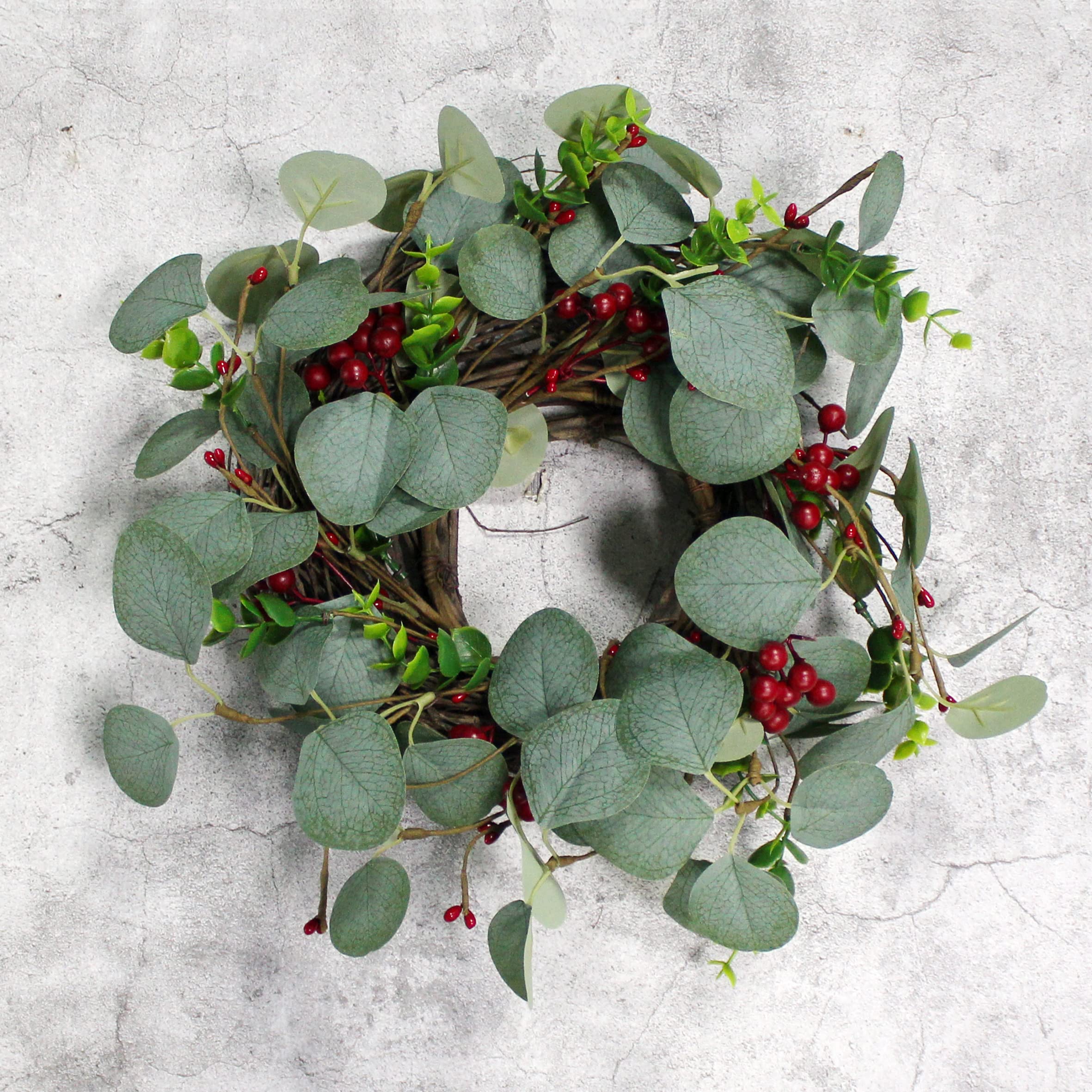 CVHOMEDECO. Couronne de Fleurs d'eucalyptus et de rameaux avec Baies Rouges, pour l'intérieur ou l'extérieur, 30,5 cm
