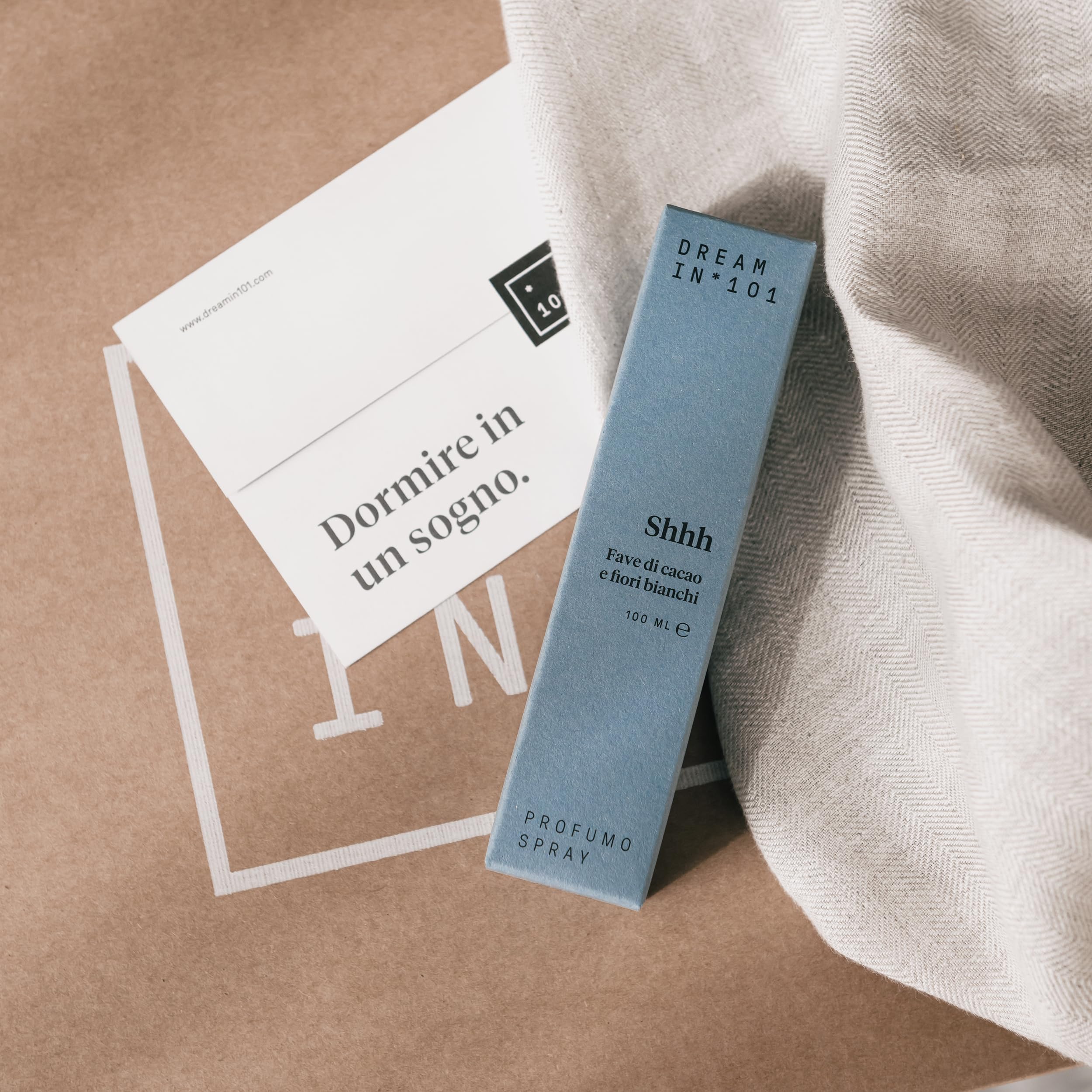 DREAMIN*101- Profumo Spray Tessuti Fragranza Fiori Bianchi e Fave di Cacao, Profumatore Cuscino e Letto Concilia Sonno e Relax, Pillow Spray Naturale Delicato, Profumi Made in Italy, 100 ml