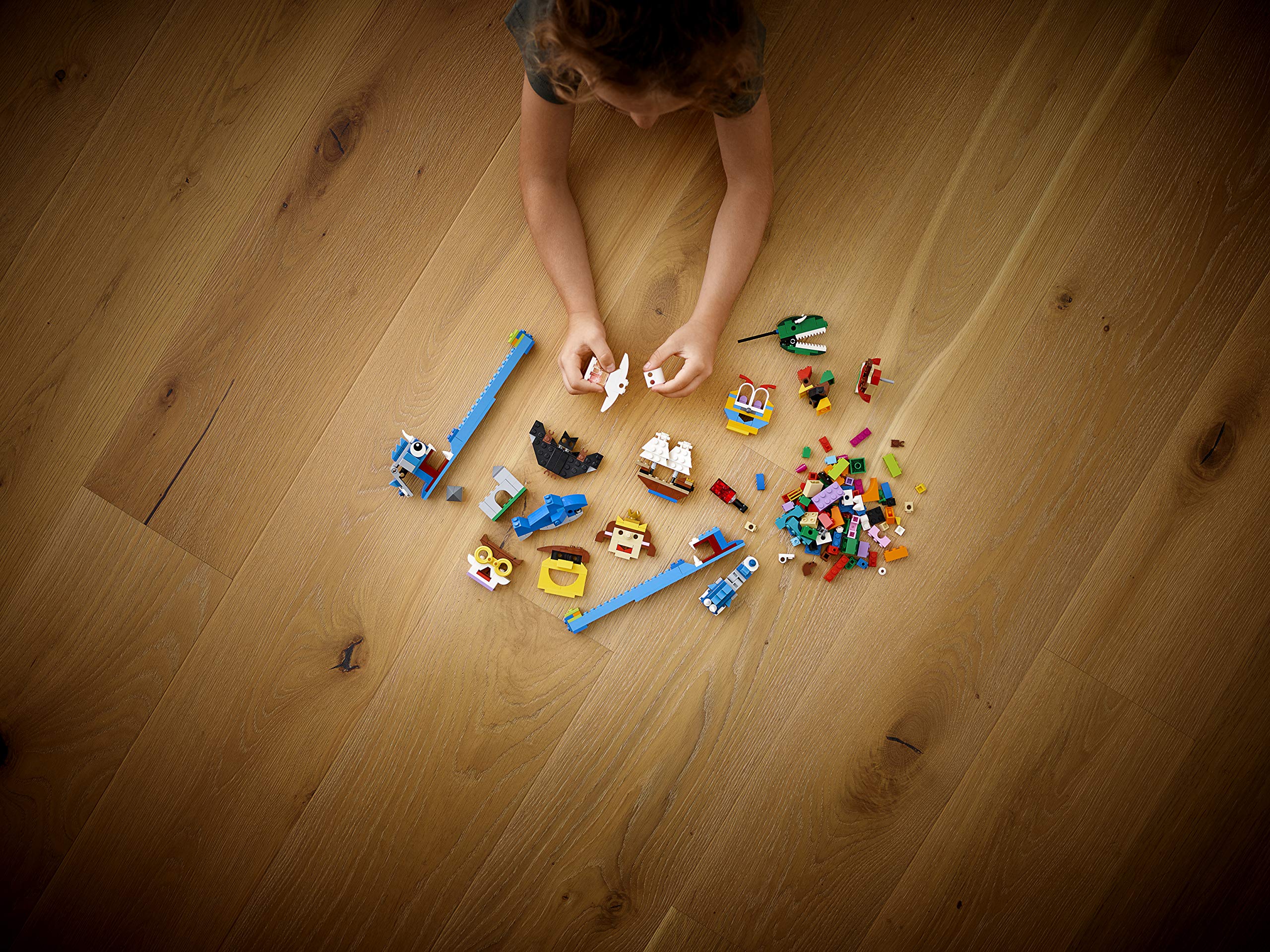 LEGO Classic Klocki i światła 11009 — zestaw z teatrzykiem cieni dla dzieci, które uwielbiają budowanie, pomysłową zabawę i opowiadanie historii (441 elementów)