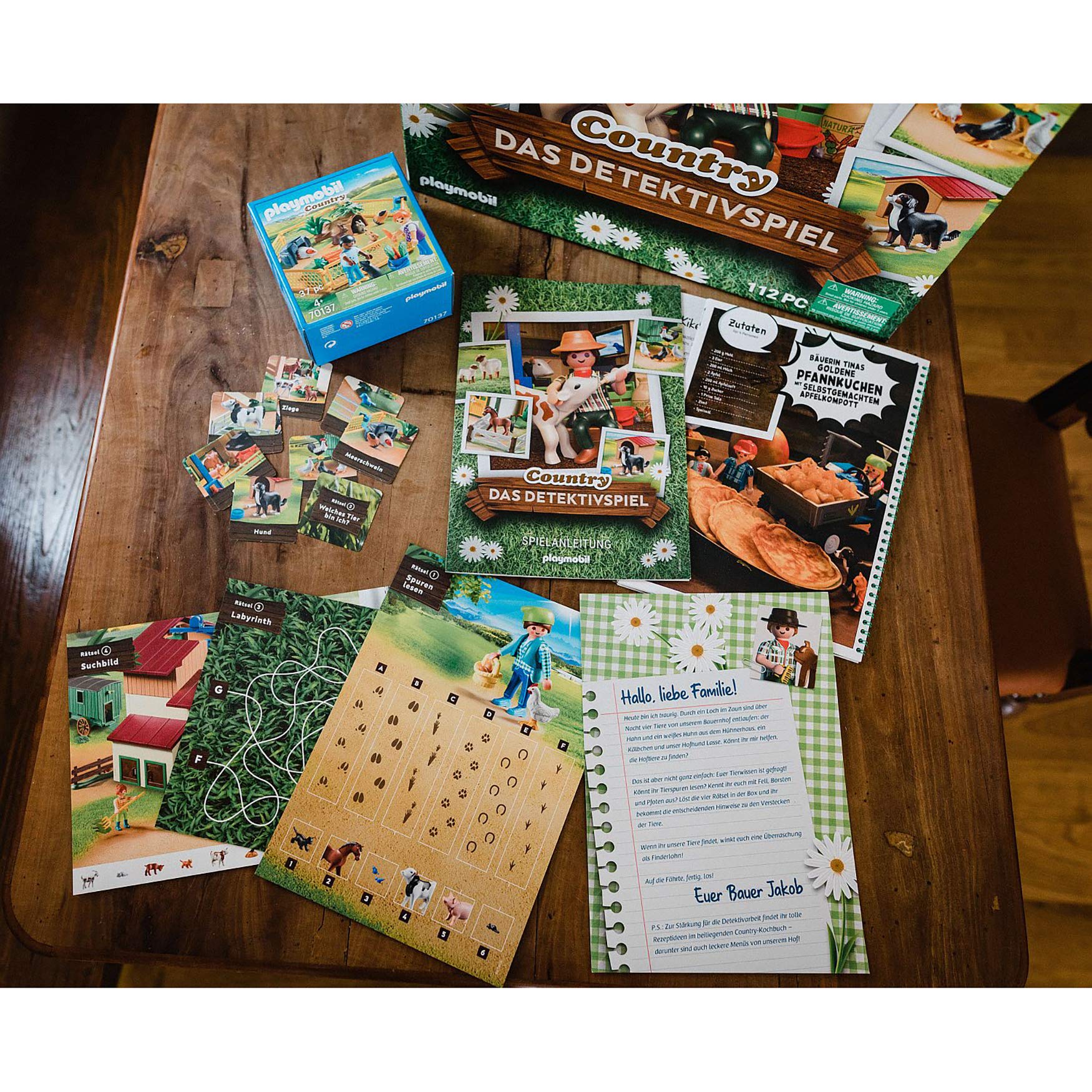 PLAYMOBIL Box 70763 Country „Das Detektivspiel“ mit 7 Country-Spielsets, Labyrinthkarte und Kochbuch, ab 5 Jahren [Exklusiv bei Amazon]