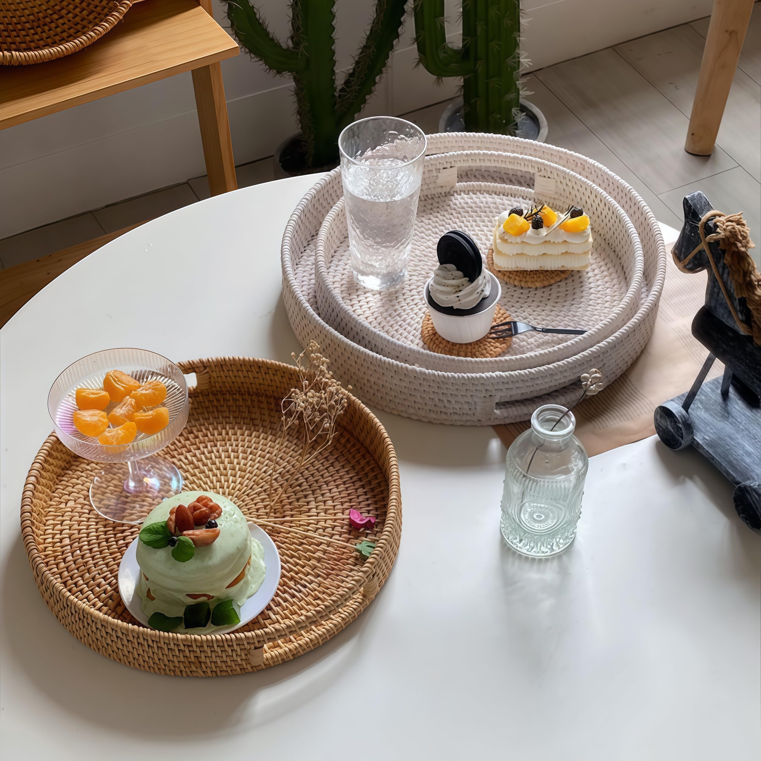 Bandeja Redonda de Ratán con Asas, Bandeja de Servir de Mimbre Tejida Decorativa para Mesa de Café, Cocina, Sala de Estar (Blanco, 36 cm)