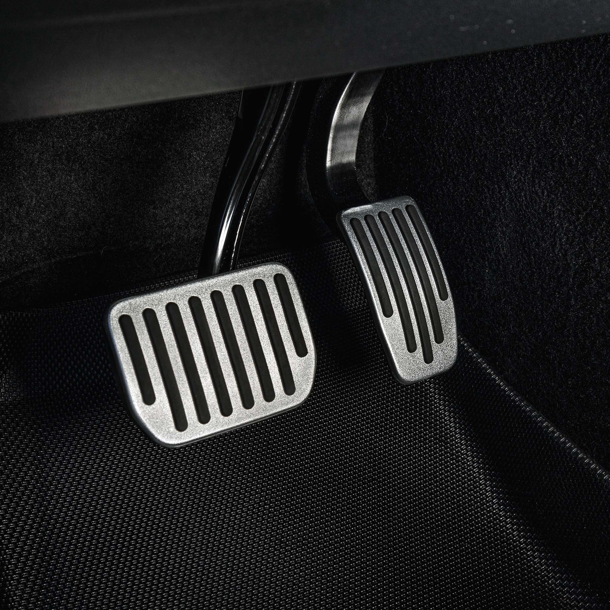 Aluminium Fußpedal Abdeckung Tesla Model Y 2022 + 2023 + 2024 + 2025 - Anti Rutsch Performance Pedalauflagen Tuning Gaspedal und Bremse