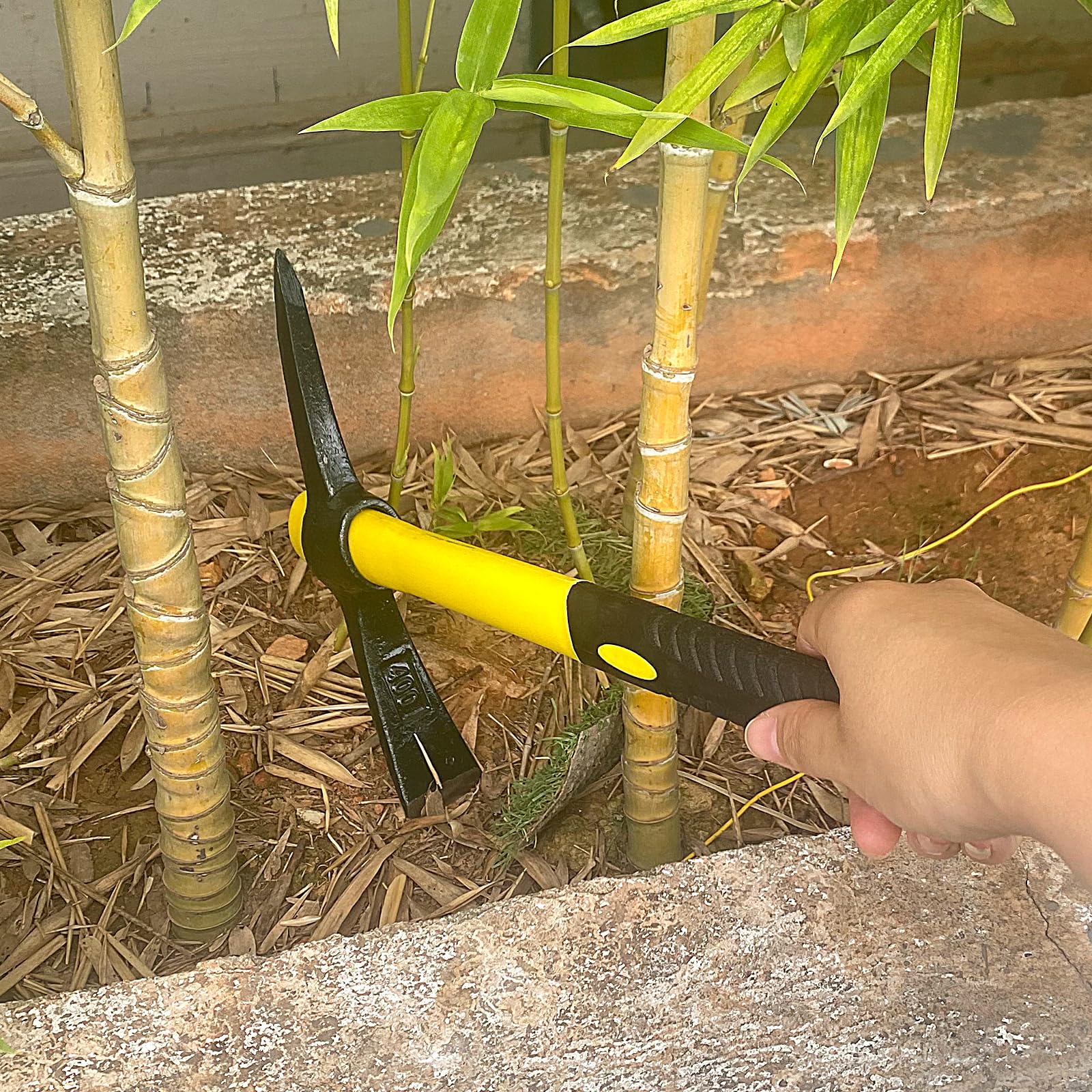 Piccone grande da giardino con testa forgiata in acciaio e manico in fibra di vetro rivestito in plastica (38 cm), piccone robusto, ideale per giardinaggio, campeggio