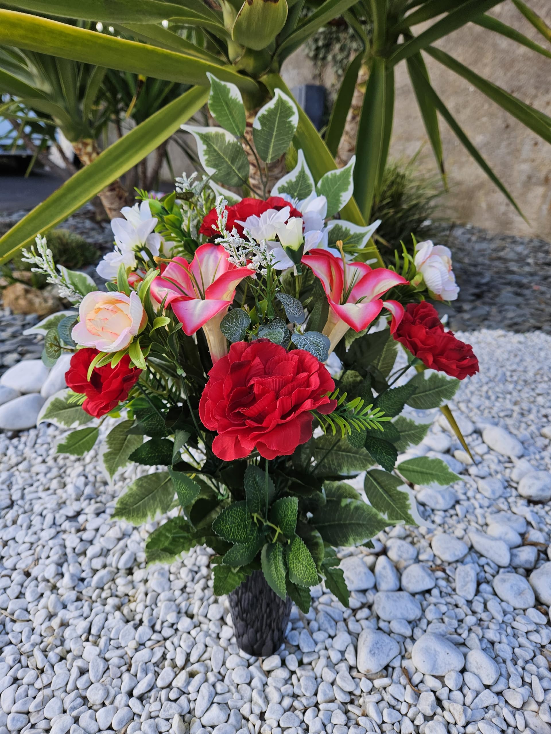 Composition de Fleurs Artificielles en Cône Lesté Ciment pour Une Parfaite Tenue à L' extérieur. Réalisé par Nos Soins Fleurs de Qualité.