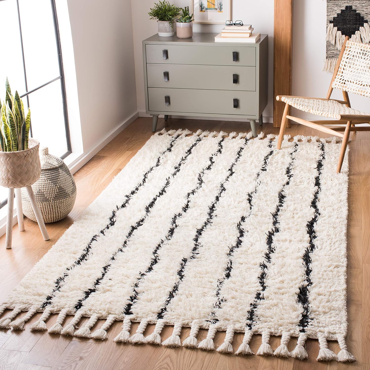 SAFAVIEH Casablanca Collection Area Rug - 5' x 8', Black & Ivory, Handmade Moroccan Boho Tassel Wool, 1.4-inch Thick Ideal for High Traffic Areas in Living Room, Bedroom (CSB954Z)