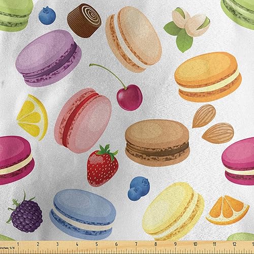 Lunarable The Yard, Macarons tradicionales franceses con bayas, limones, almendras, pistachos y chocolate, tela de satén decorativa para textiles