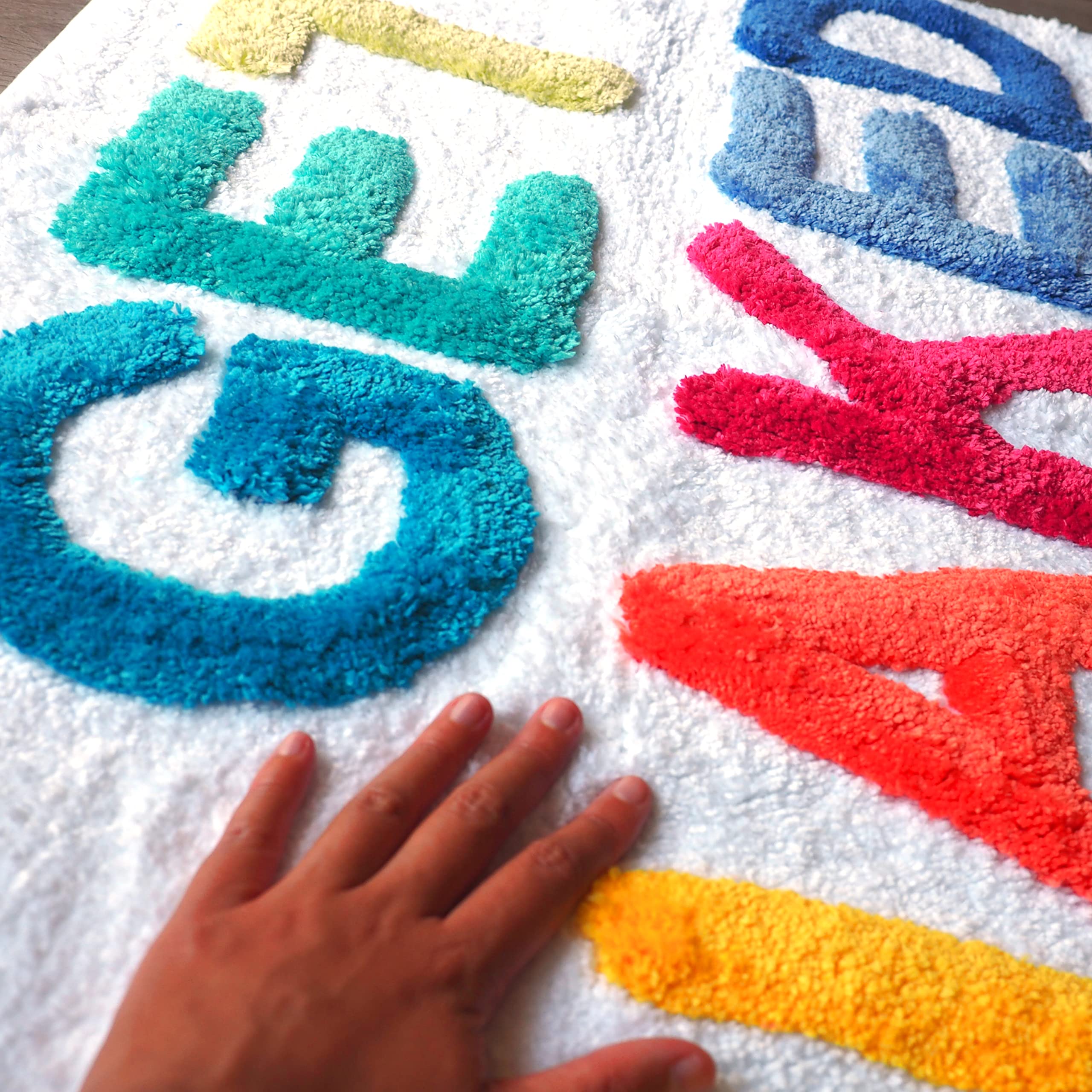 Evovee Get Naked Badematte, lustig, niedlich, Badezimmerteppich, Duschvorleger, lustig, Badezimmerdekoration, lustig, niedlich, Badematte, rutschfest, waschbar, College-Regenbogen, Weiß