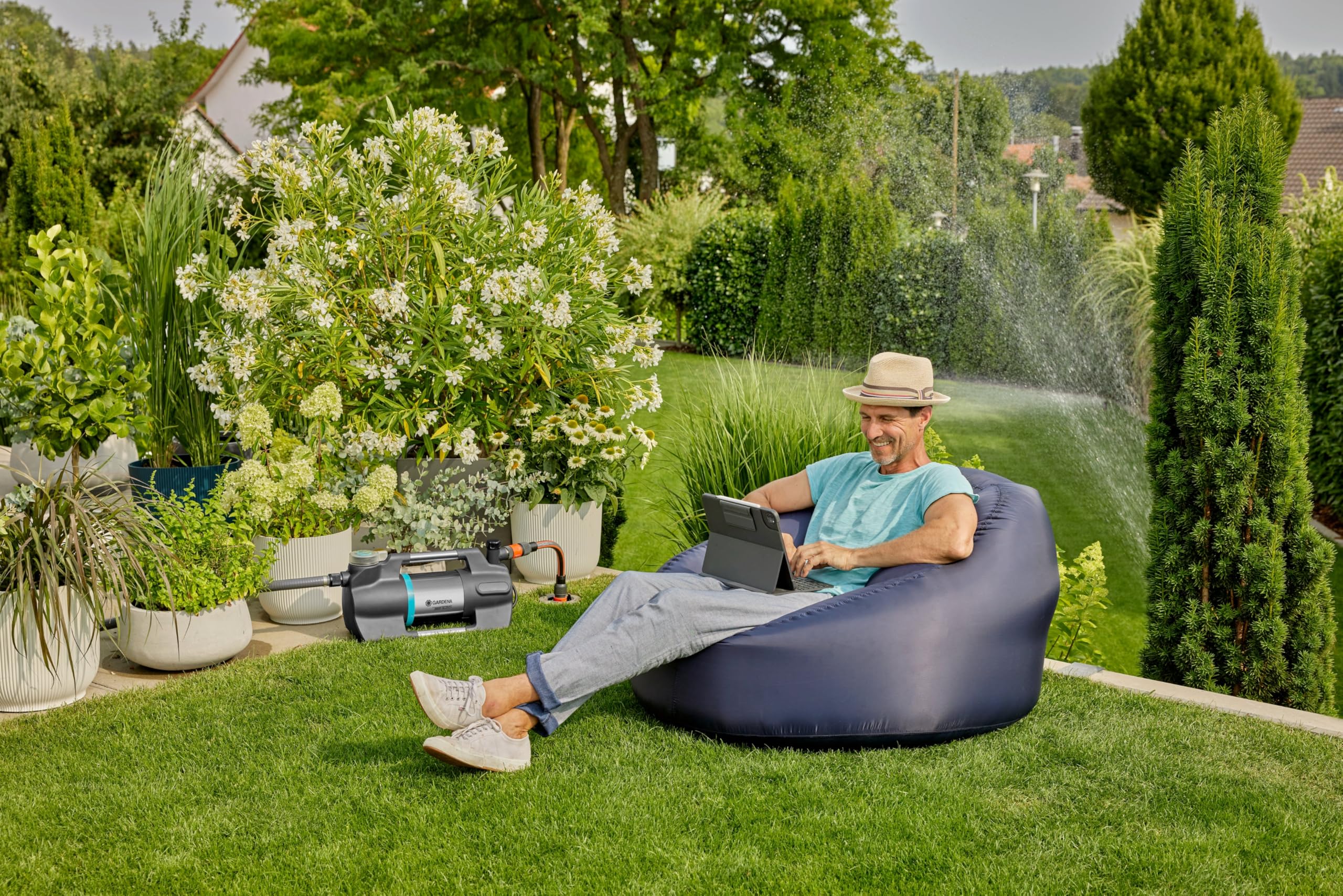 Gardena Gartenpumpe 5600 Silent+: Sehr leise, innovative Bewässerungspumpe, Fördermenge 5600 l/h, 900 W Motor, 4,7 bar, wasserfest, stromsparend (9057-20)