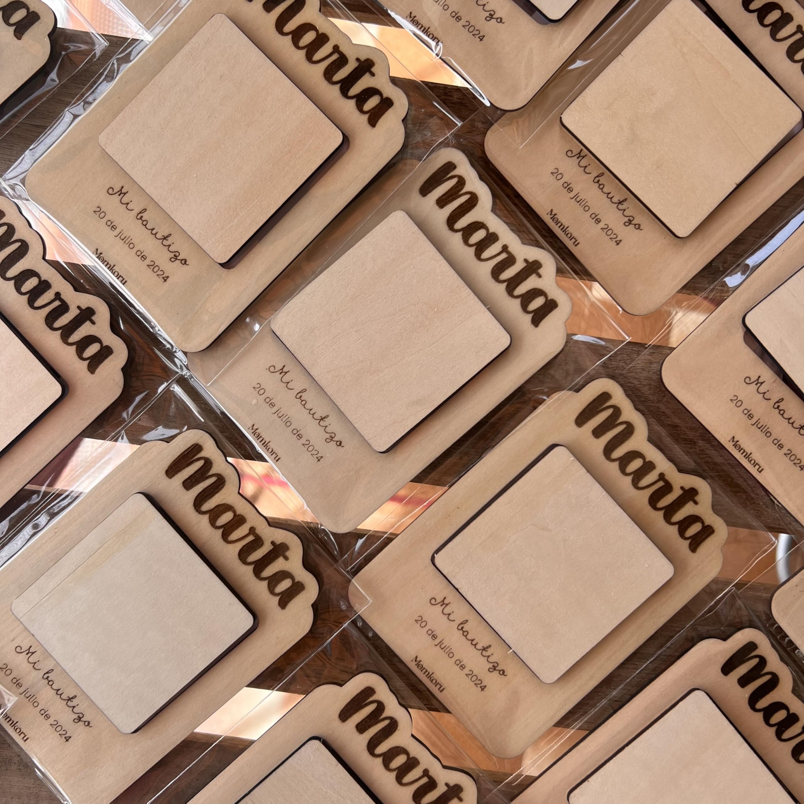 Pack de 5 Portafotos Personalizados para Bautizo en Madera, Marcos de Fotos para Comunión y Celebraciones, Incluye Imanes y Fotos - Recuerdo para Invitados