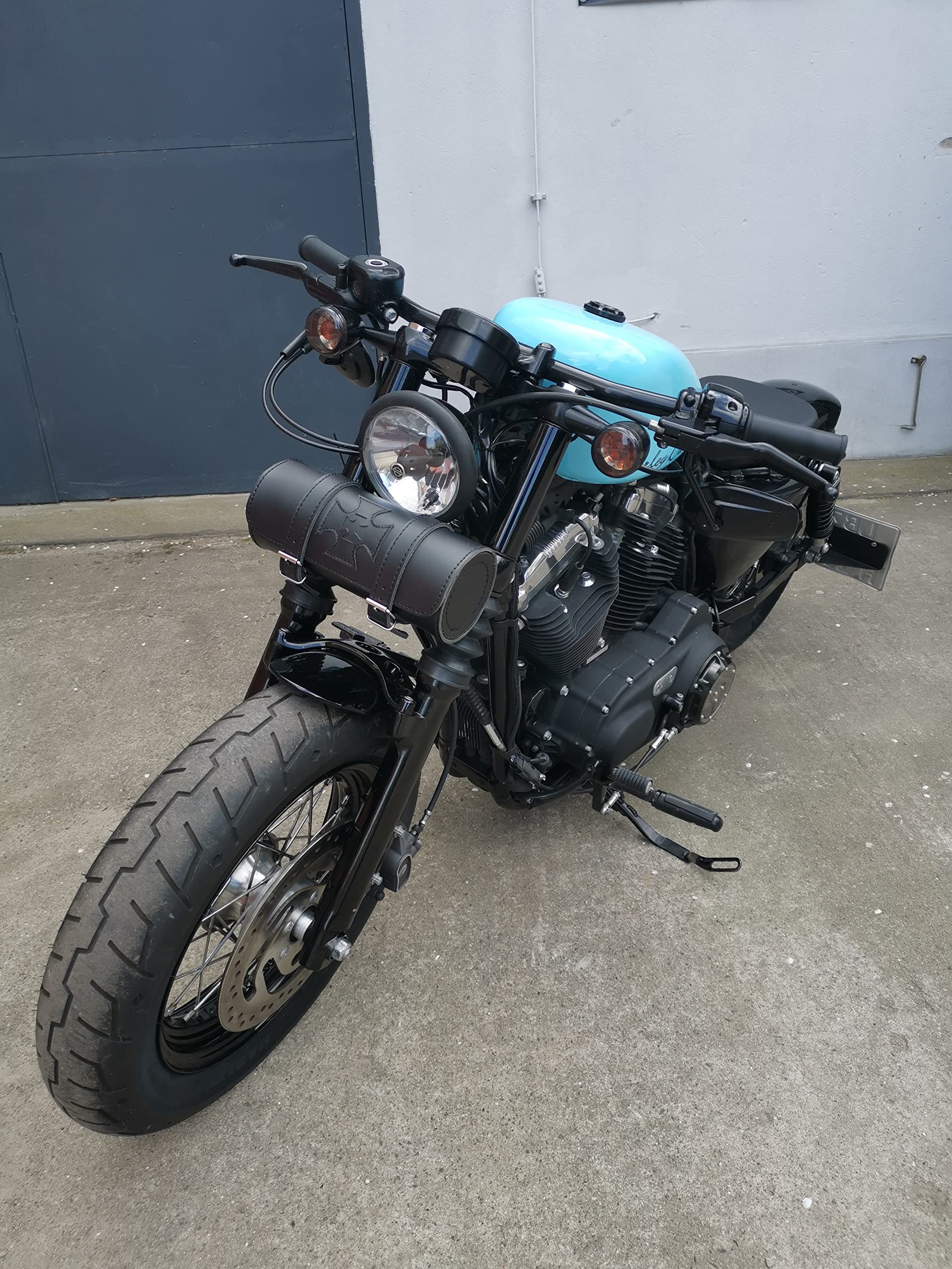 Gepäckrolle Tool Malteser Kreuz kompatibel mit Harley Davidson Softail Streetbob Cruiser Dyna Sportster Shovelhead Werkzeugrolle universell