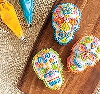 Vista 4 de Nordic Ware Utensilios para hornear de Halloween, molde para torta de calavera embrujada, bronce