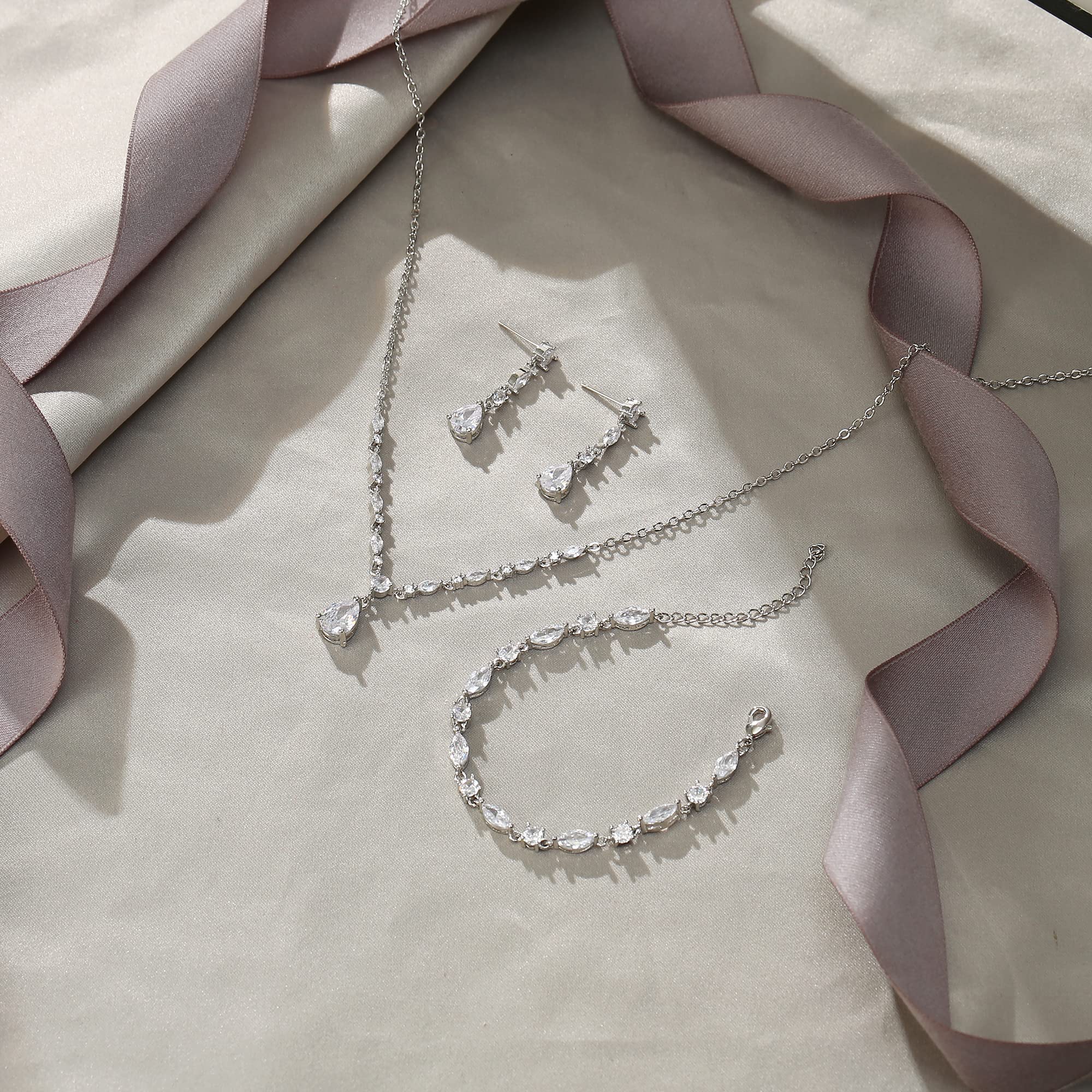 EVER FAITH Goccia Zirconia cubica Set di Gioielli da Sposa per la Sposa Damigella d'Onore, Scintillante CZ Elegante Ciondolo Collana Orecchini Pendenti Bracciale Set per Le Donne