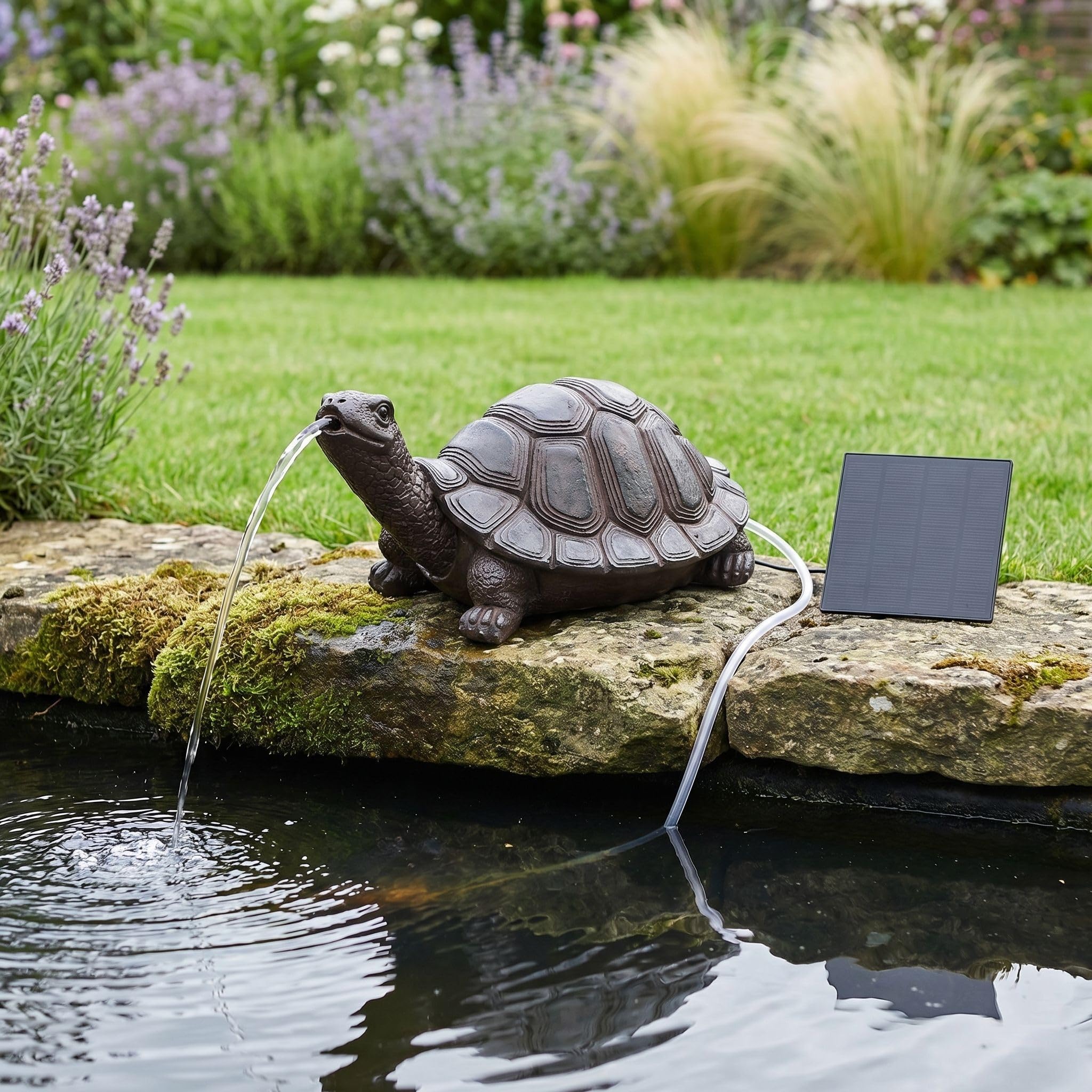 Wasserspeier Solar mit Pumpe – Teichfigur Schildkröte mit Solarpumpe & Wasserspiel – Gartendeko aus Polyresin in Braun – Solarbrunnen für Gartenteich & Wasserlauf 10×14×22 cm