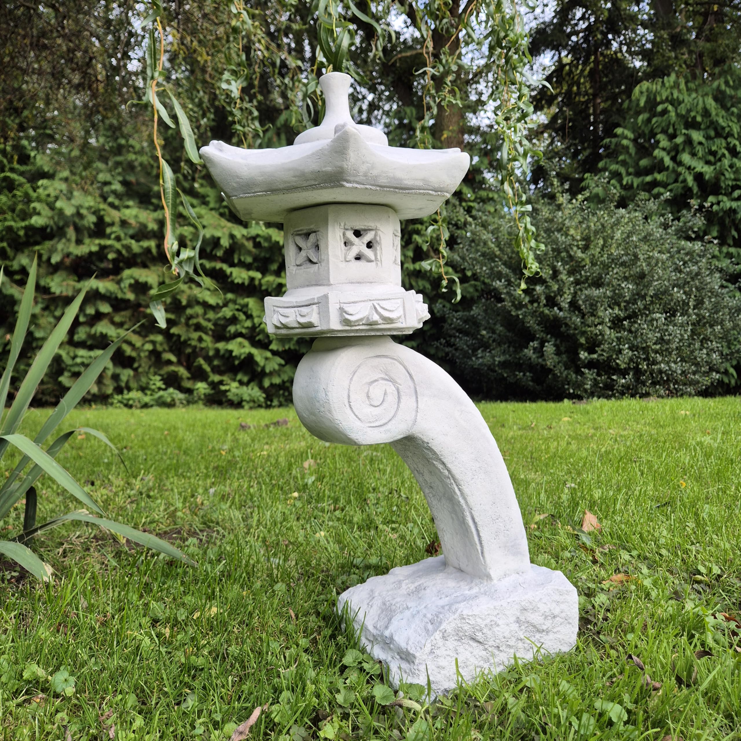 Miyatachi-Doro Statuetta decorativa da giardino in pietra artificiale, lampada giapponese su base arcuata, colore: grigio, pietra artificiale resistente al gelo