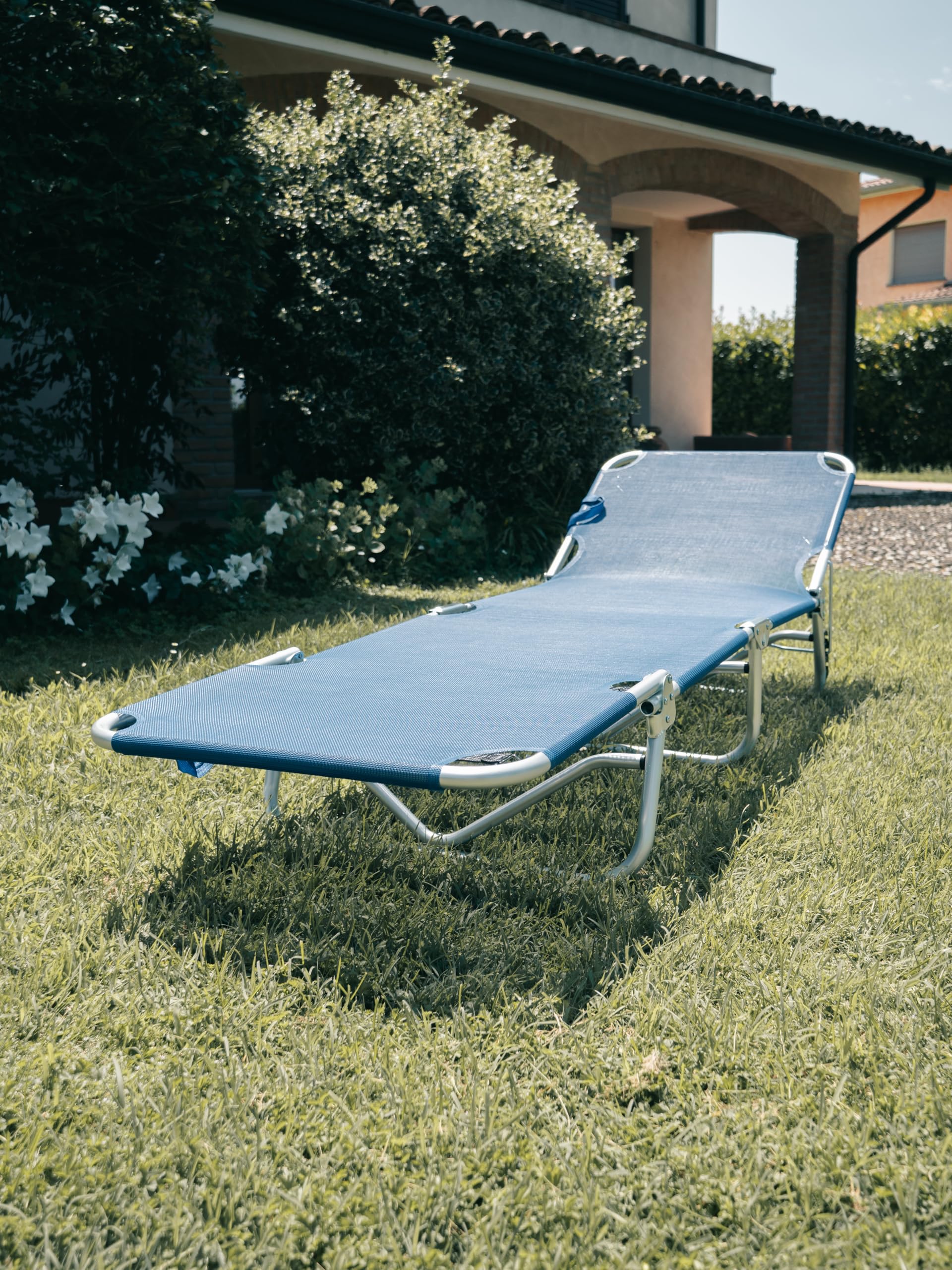 Lettino da spiaggia in alluminio Capri 192x56x24h, sdraio pieghevole in 4, con elastici per un miglior sostegno e pratiche maniglie per il trasporto