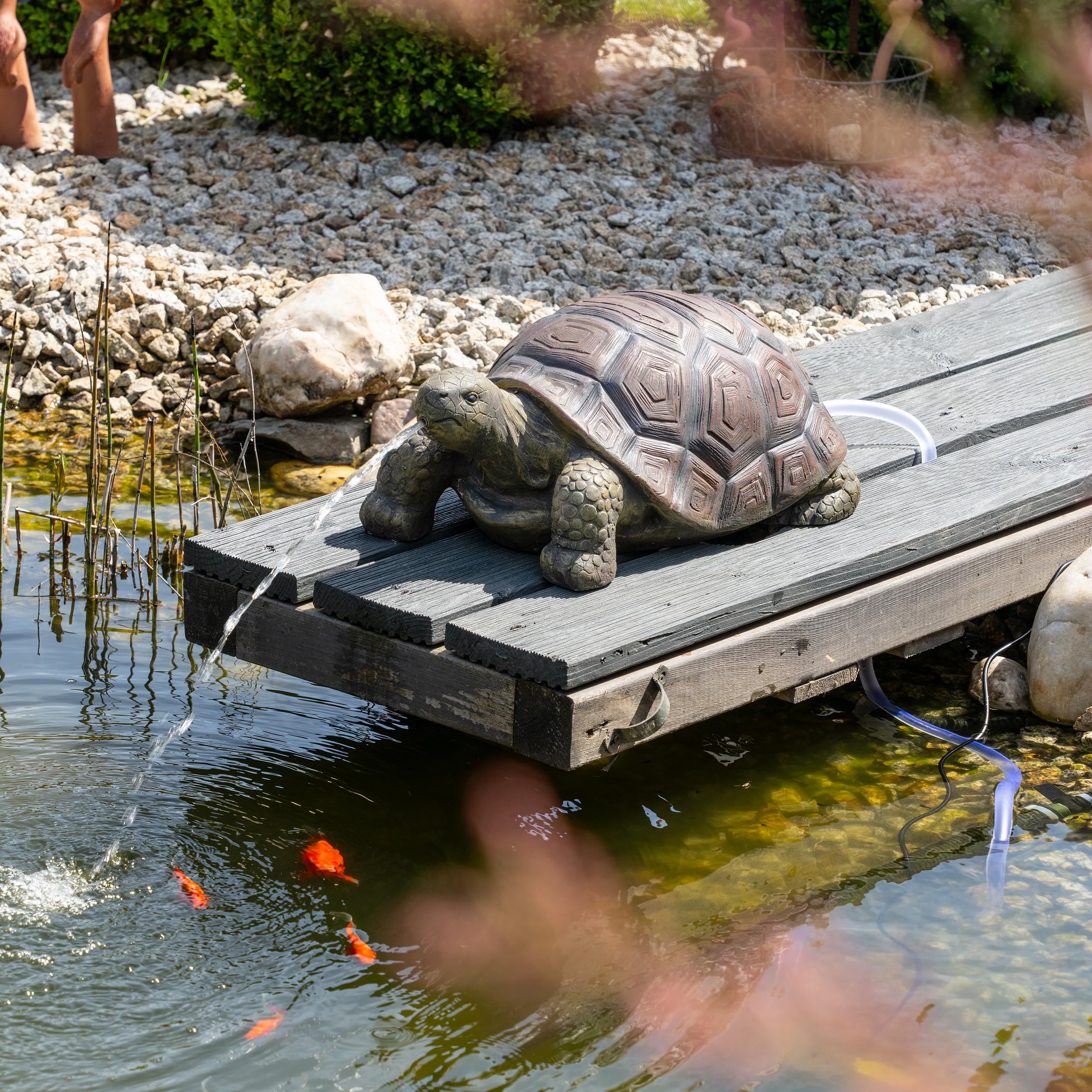 Esotec Solar Wasserspeier Komplettset, Schildkröte Maru, Gartenteich Wasserspiel, Vogeltränke, Vogelbad, Gartenbrunnen mit Solarpumpe, 12Wp, H=23cm 101673
