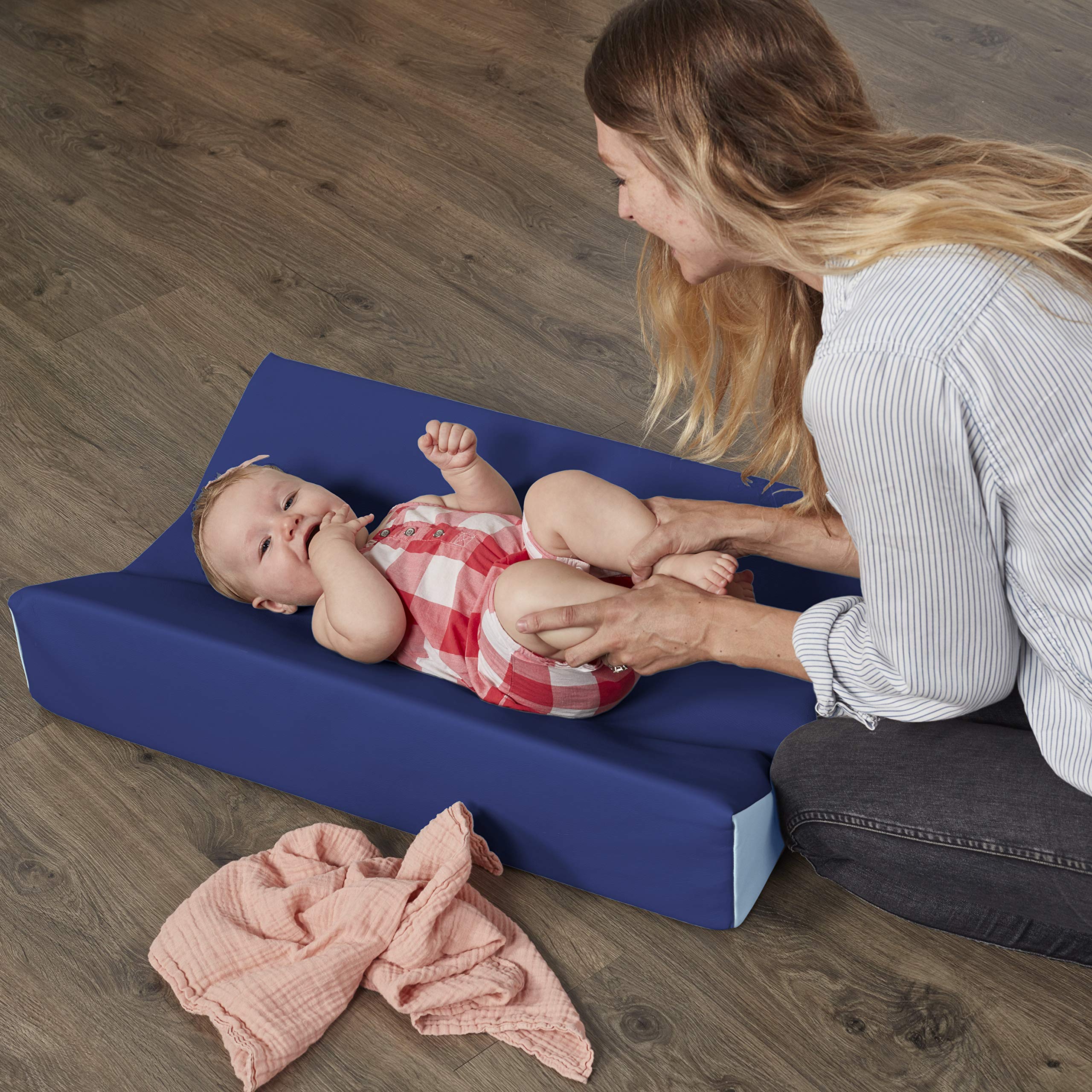 SoftScape Wickelunterlage, besonders weich, für Babys, Kleinkinder, rutschfeste Unterseite, integrierter Griff, leicht zu transportieren, Navy/Powder Blue, 1