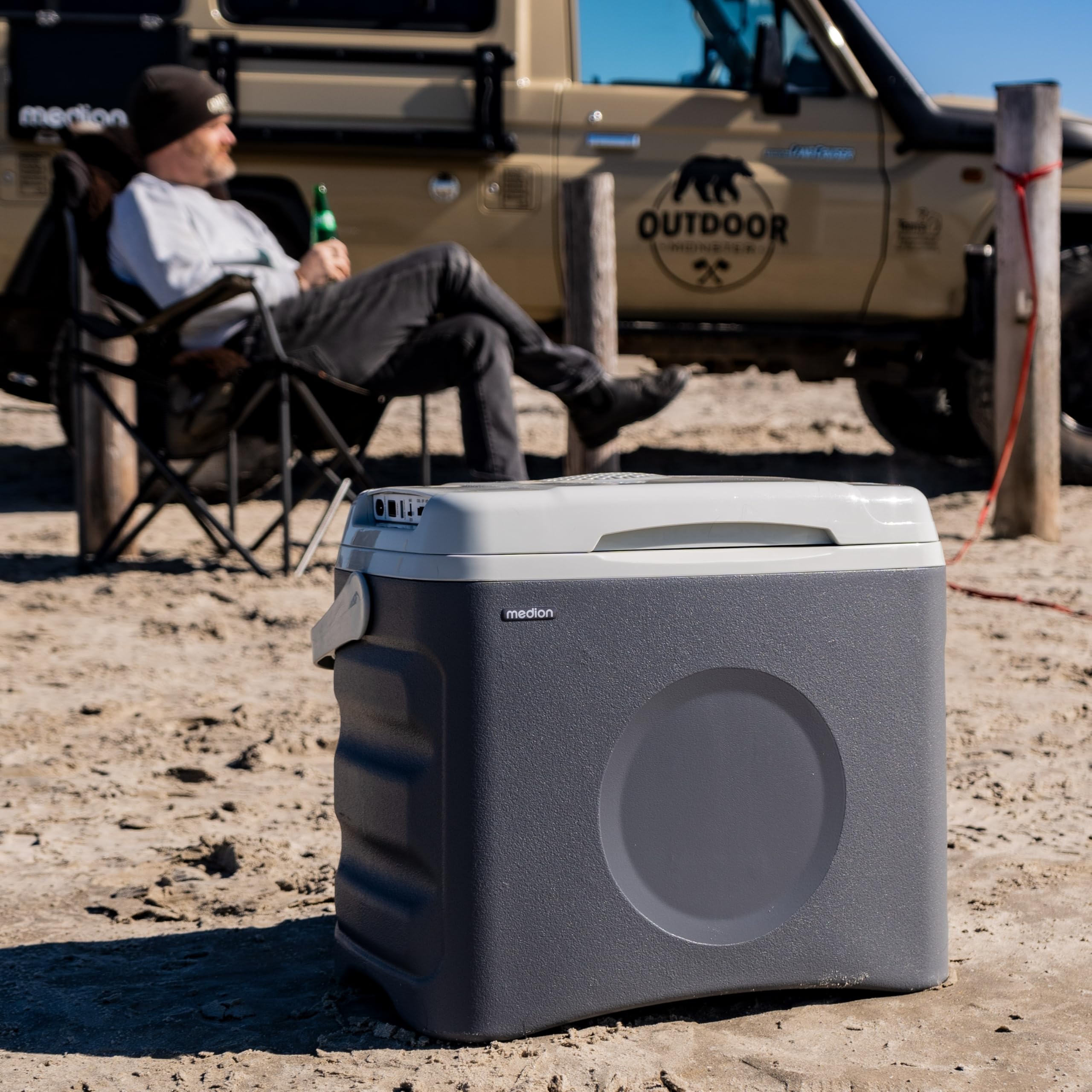 MEDION Thermoelektrische tragbare Kühlbox (25 Liter, Kühl- und Warmhaltefunktion, 12V Zigarettenanzünder 230V Netzanschluss USB - Stromversorgung, für Auto, Boot und Camping, MD10735) grau