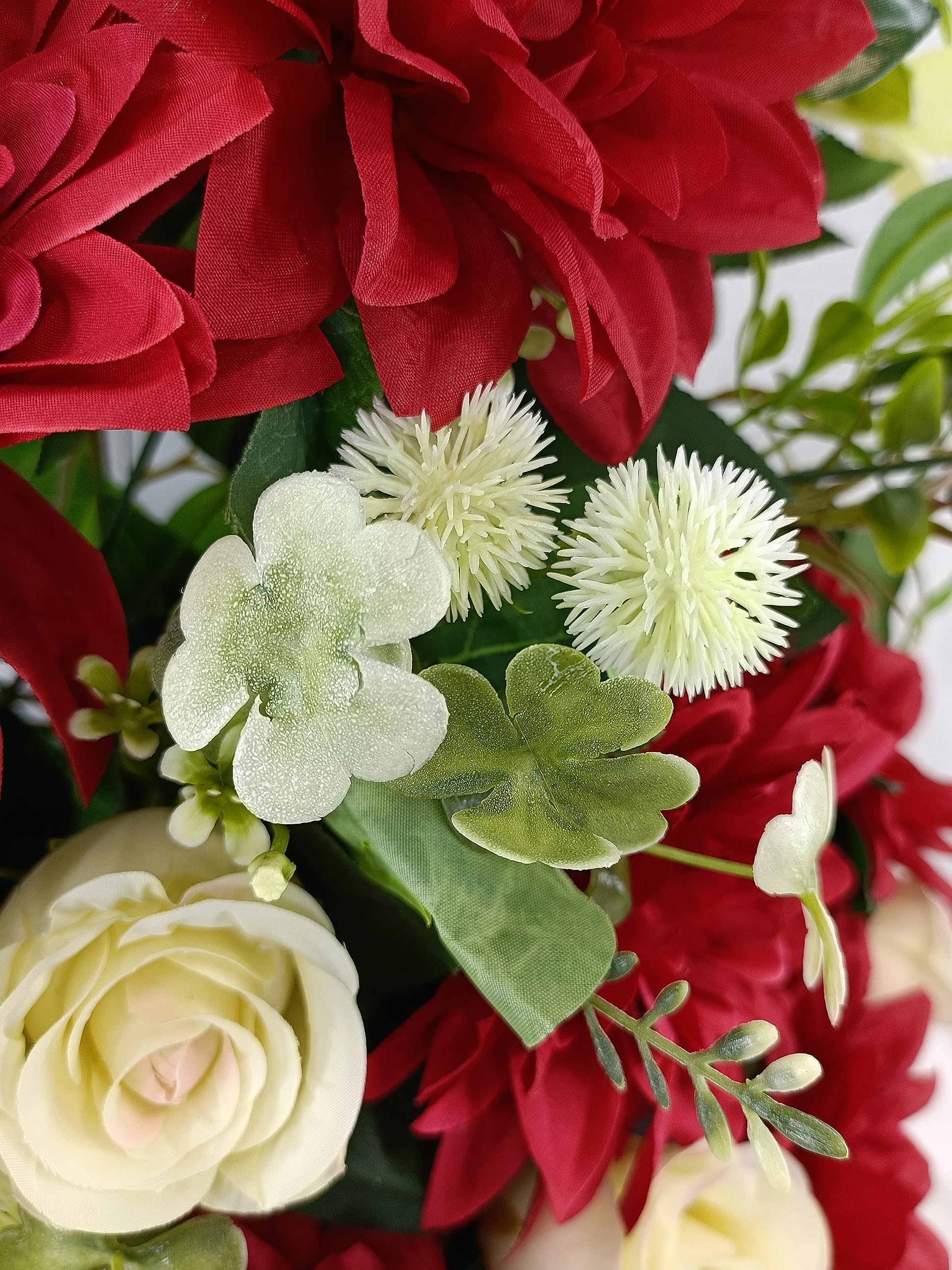 Centro Flores Artificiales Cementerio, Santos, Iglesias, Aniversarios, Ceremonias, Bodas Blanco y Rojo con dalias Rojas y Rosas Blancas 65x60x35 cm