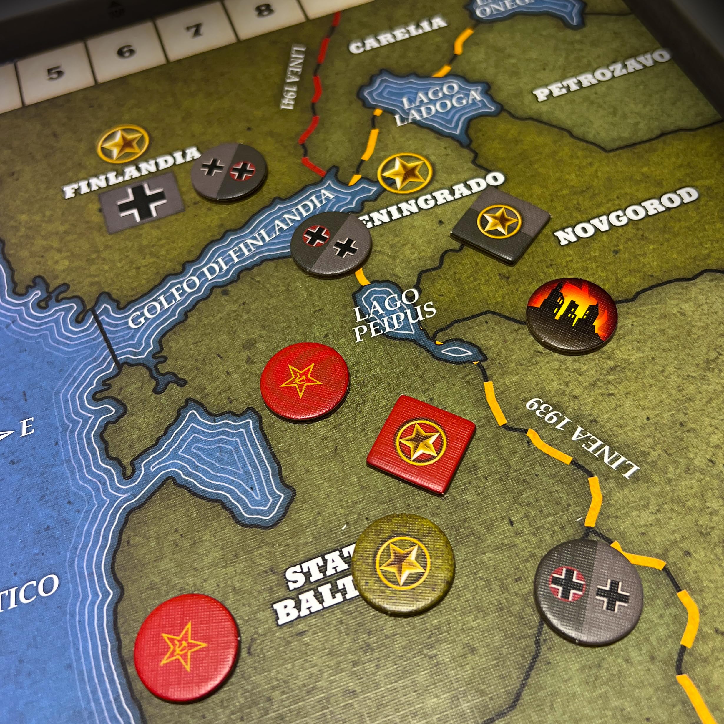 Asmodee - Quartermaster East Front, Gioco da Tavolo di Strategia per 2 Giocatori, 14+ Anni, Edizione in Italiano