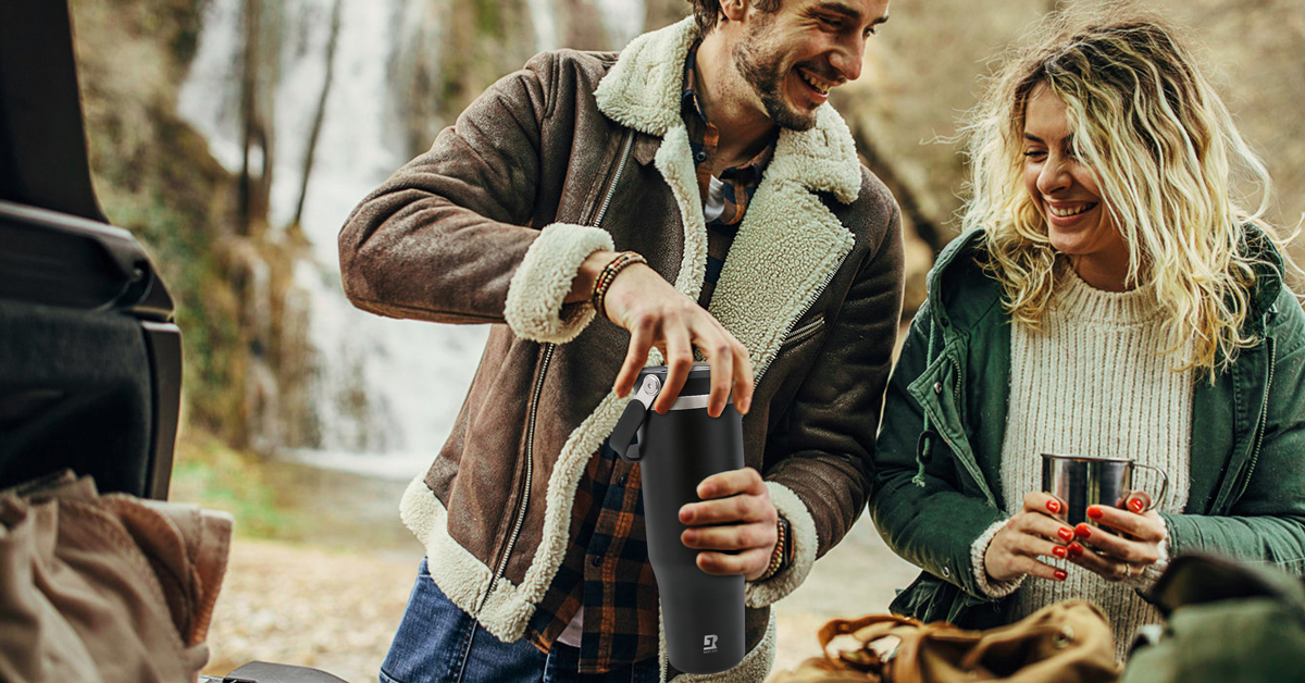 Riley Joy 1000ml Tazza da Viaggio 2.0 in Acciaio Inox con Manico e Cannuccia 100% a Prova di Perdite, Facile da Trasportare, Tazza Termica da Caffè per Auto Riley Joy 1000ml Tazza da Viaggio 2.0 in Acciaio Inox con Manico e Cannuccia 100% a Prova di Perdite, Facile da Trasportare, Tazza Termica da Caffè per Auto