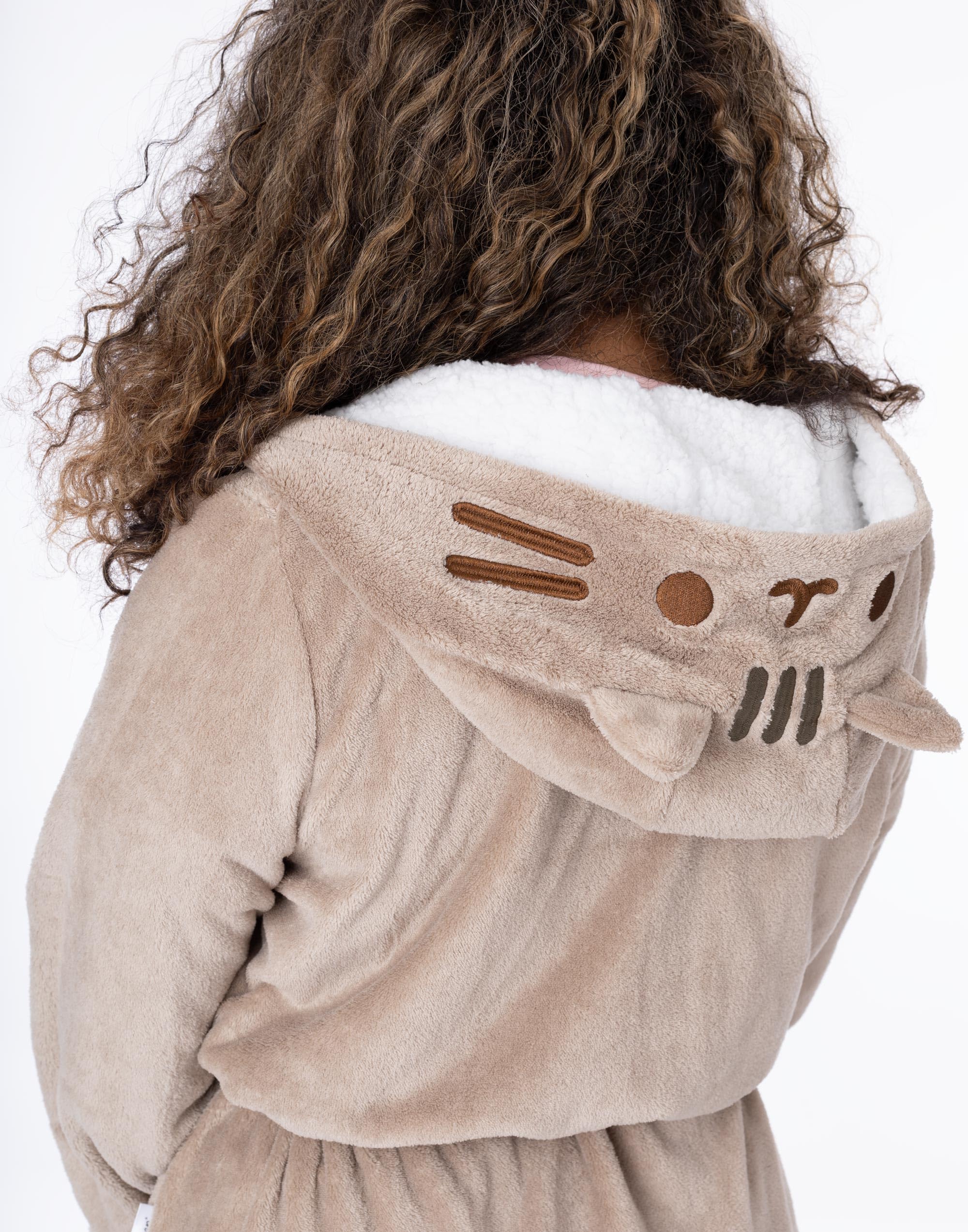 Pusheen the Cat Robe de chambre femme | Ladies Novelty Brown Nightwear Robe | Chat de dessin animé avec peignoir de personnage à oreilles 3D | Pusheen Cadeaux de marchandise